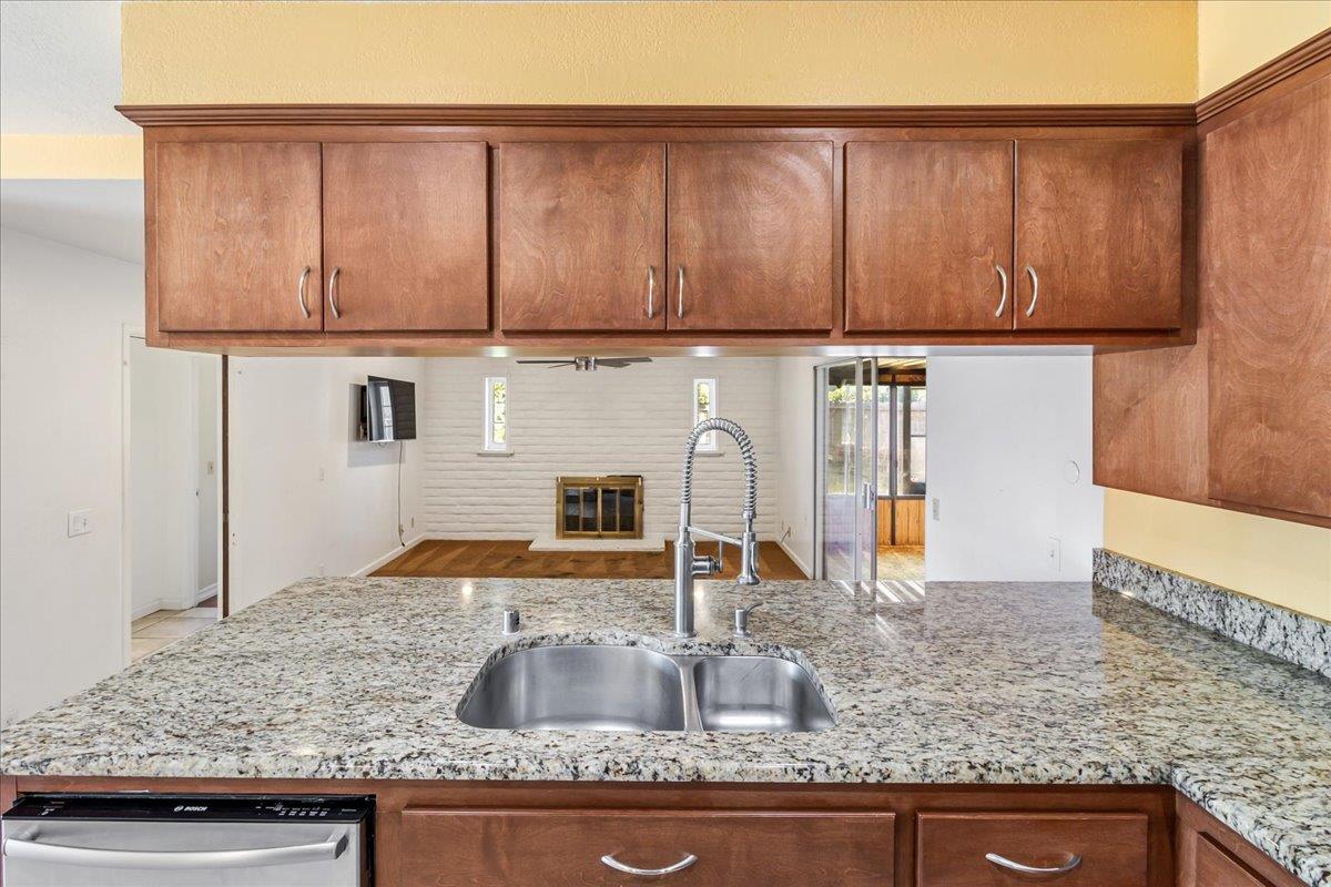 Detail Gallery Image 13 of 44 For 318 La Jolla Cir, Salinas,  CA 93901 - 5 Beds | 3/1 Baths