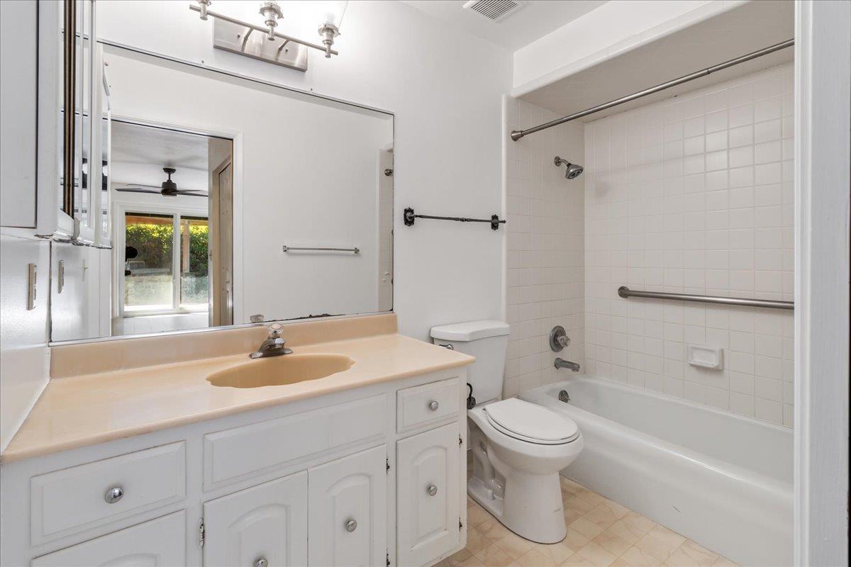 Detail Gallery Image 18 of 44 For 318 La Jolla Cir, Salinas,  CA 93901 - 5 Beds | 3/1 Baths