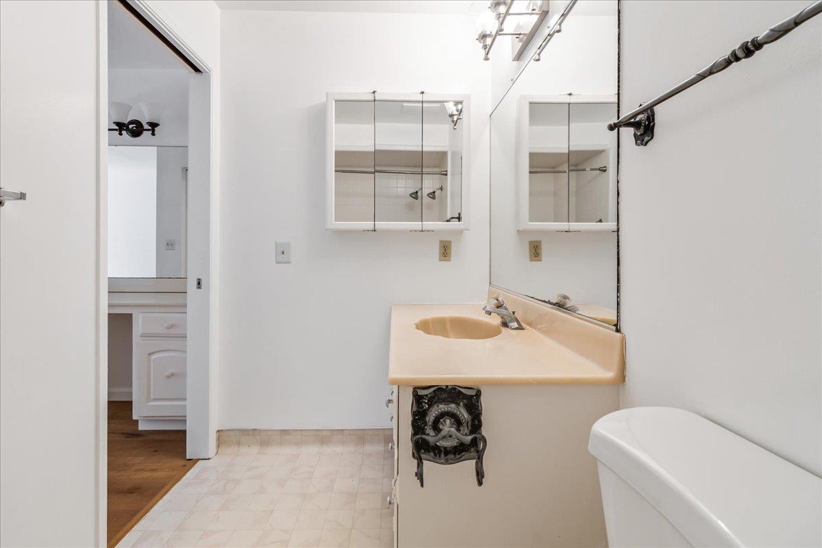 Detail Gallery Image 19 of 44 For 318 La Jolla Cir, Salinas,  CA 93901 - 5 Beds | 3/1 Baths