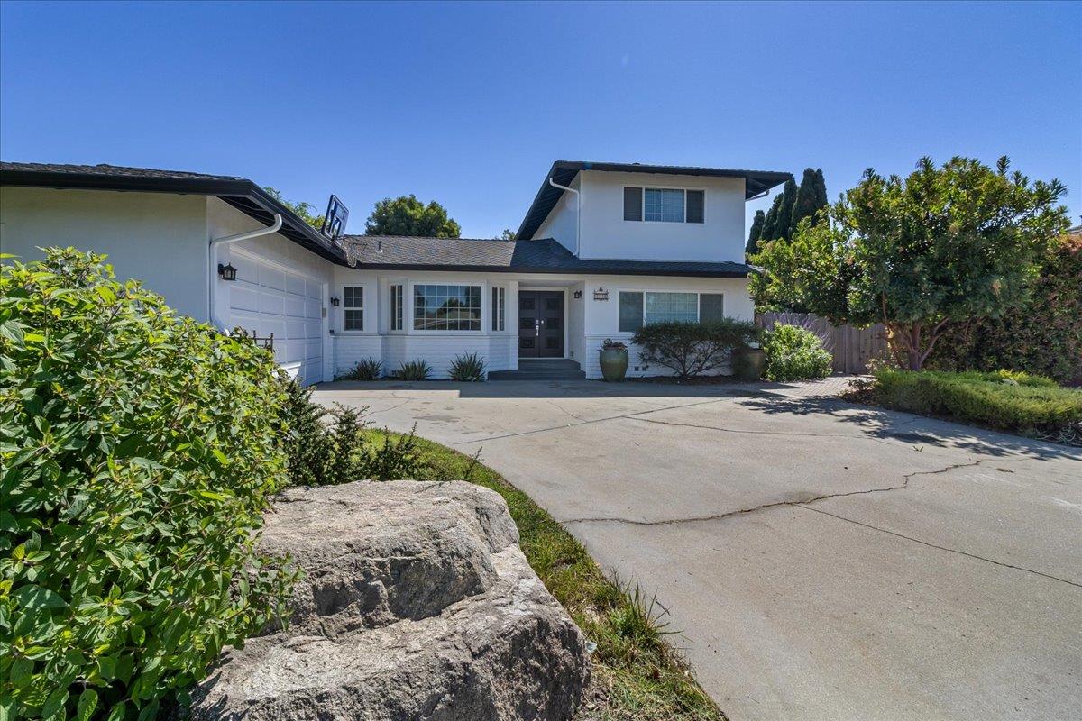 Detail Gallery Image 2 of 44 For 318 La Jolla Cir, Salinas,  CA 93901 - 5 Beds | 3/1 Baths