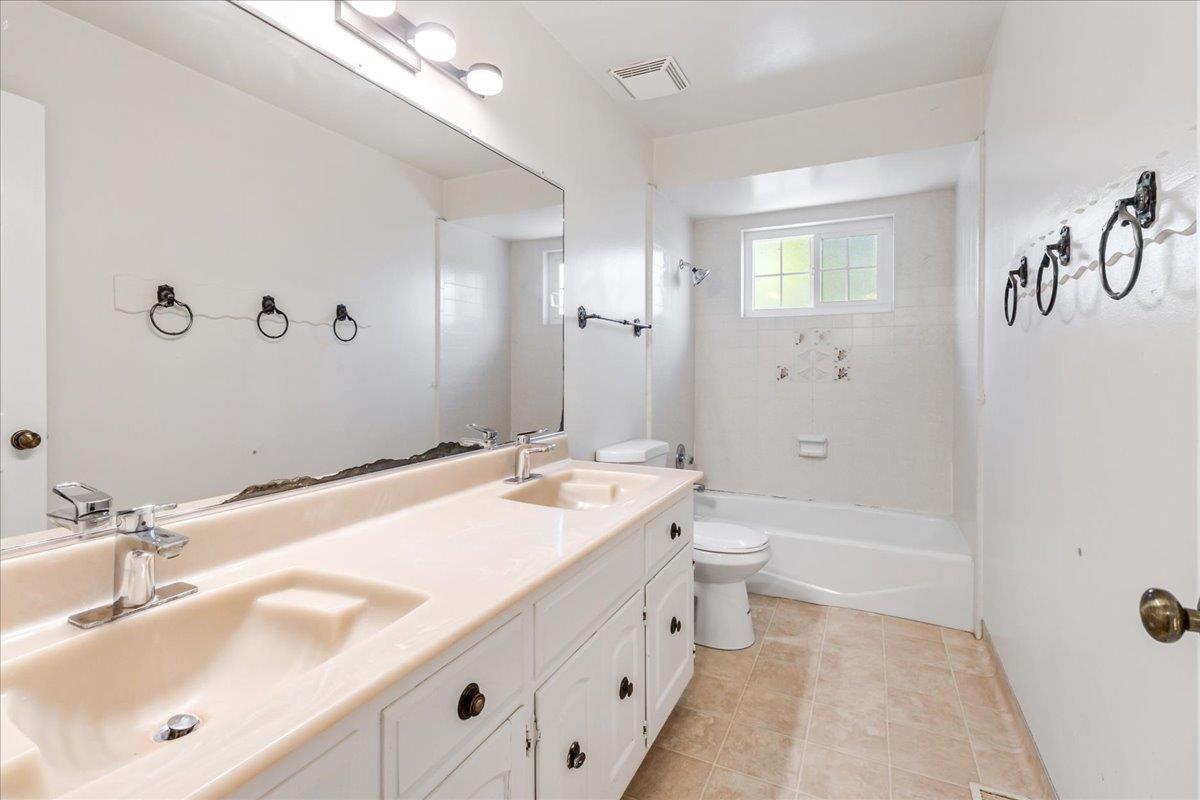 Detail Gallery Image 23 of 44 For 318 La Jolla Cir, Salinas,  CA 93901 - 5 Beds | 3/1 Baths