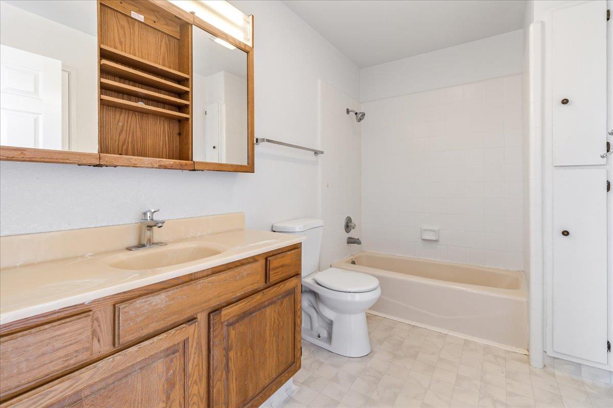 Detail Gallery Image 27 of 44 For 318 La Jolla Cir, Salinas,  CA 93901 - 5 Beds | 3/1 Baths