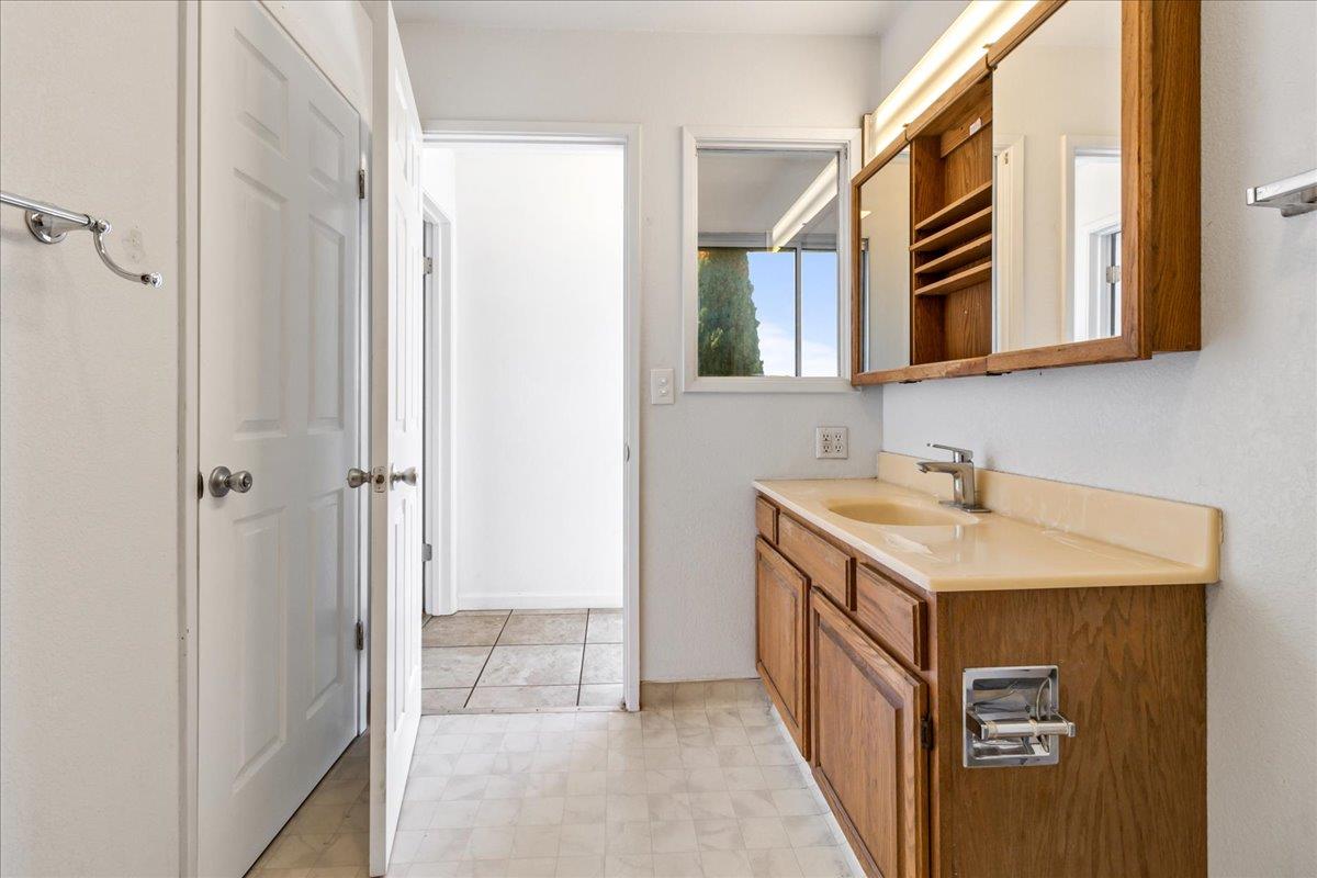 Detail Gallery Image 28 of 44 For 318 La Jolla Cir, Salinas,  CA 93901 - 5 Beds | 3/1 Baths