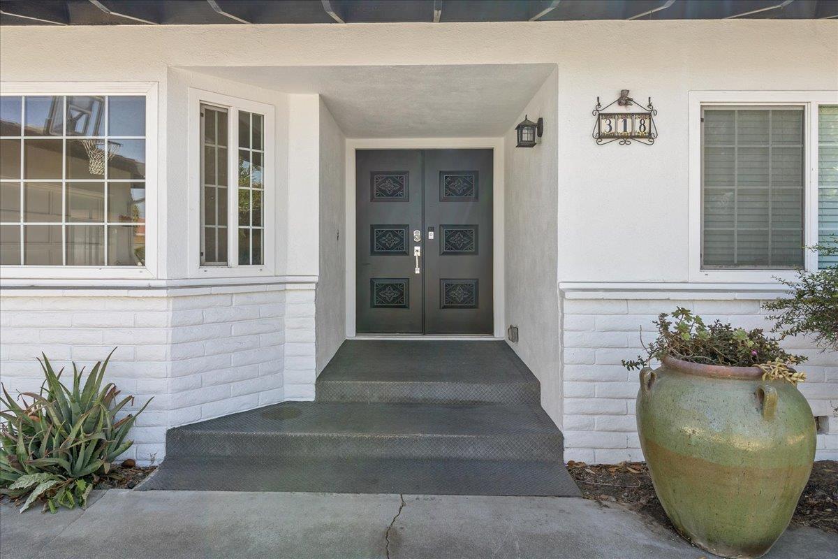 Detail Gallery Image 3 of 44 For 318 La Jolla Cir, Salinas,  CA 93901 - 5 Beds | 3/1 Baths