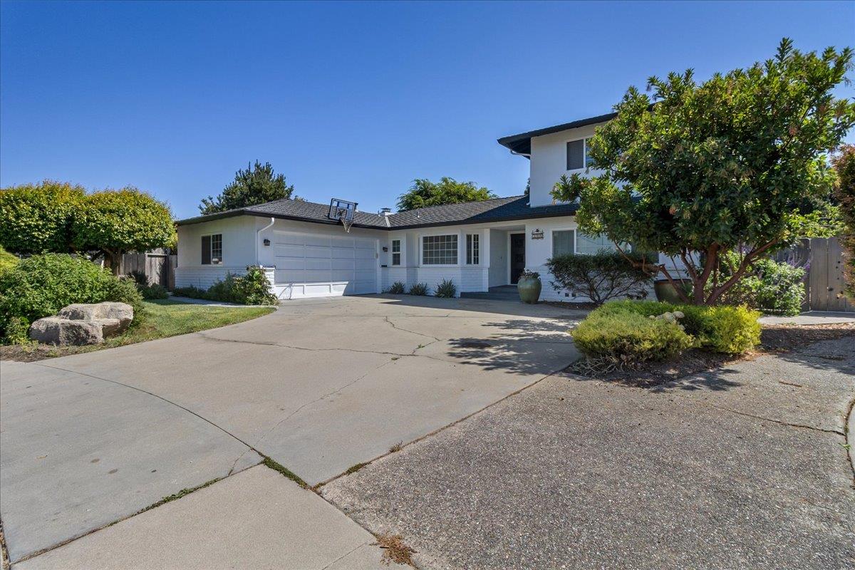 Detail Gallery Image 4 of 44 For 318 La Jolla Cir, Salinas,  CA 93901 - 5 Beds | 3/1 Baths