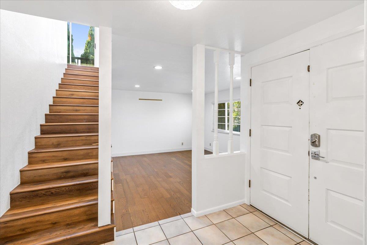 Detail Gallery Image 6 of 44 For 318 La Jolla Cir, Salinas,  CA 93901 - 5 Beds | 3/1 Baths