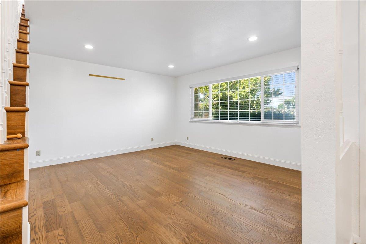 Detail Gallery Image 8 of 44 For 318 La Jolla Cir, Salinas,  CA 93901 - 5 Beds | 3/1 Baths