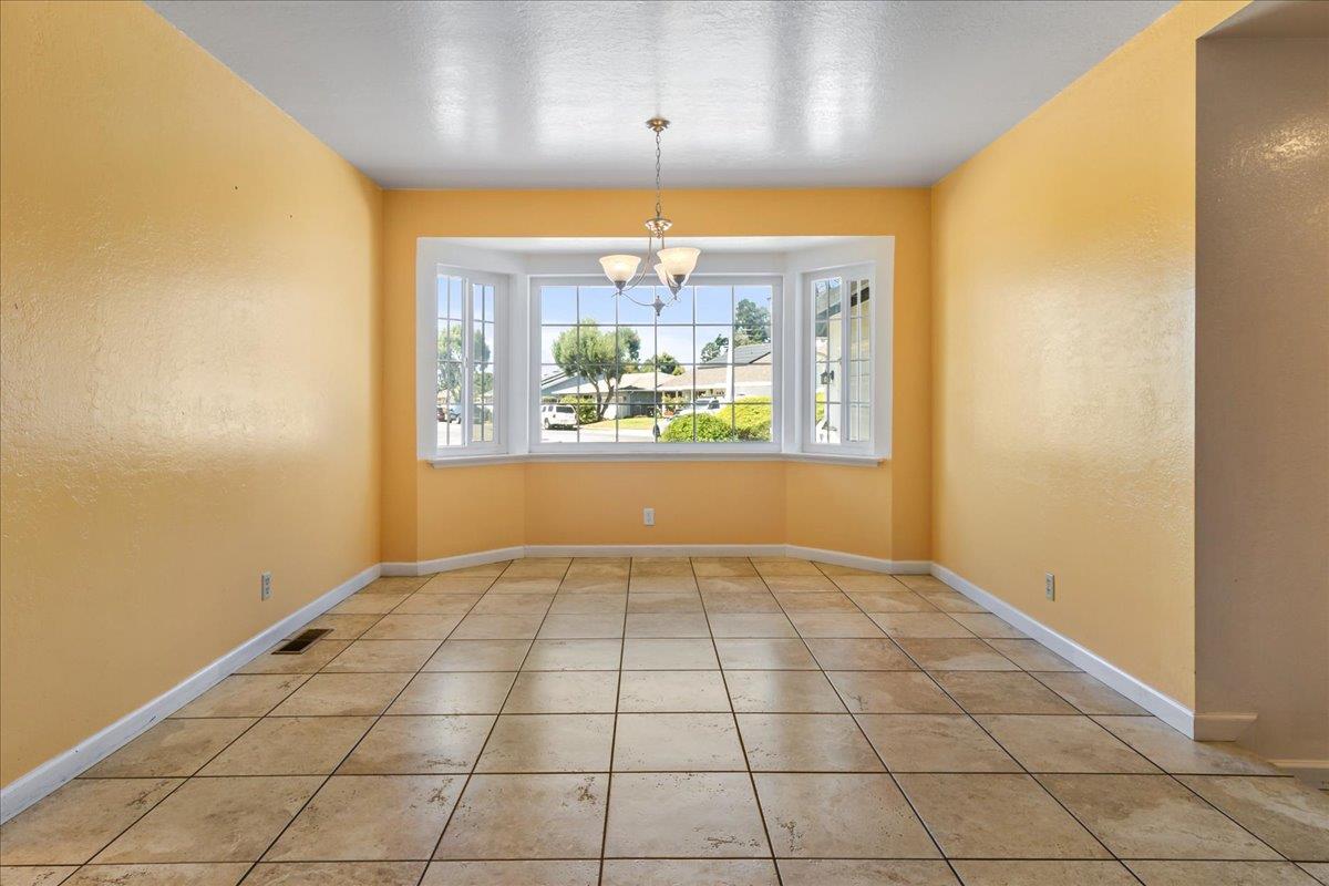 Detail Gallery Image 9 of 44 For 318 La Jolla Cir, Salinas,  CA 93901 - 5 Beds | 3/1 Baths