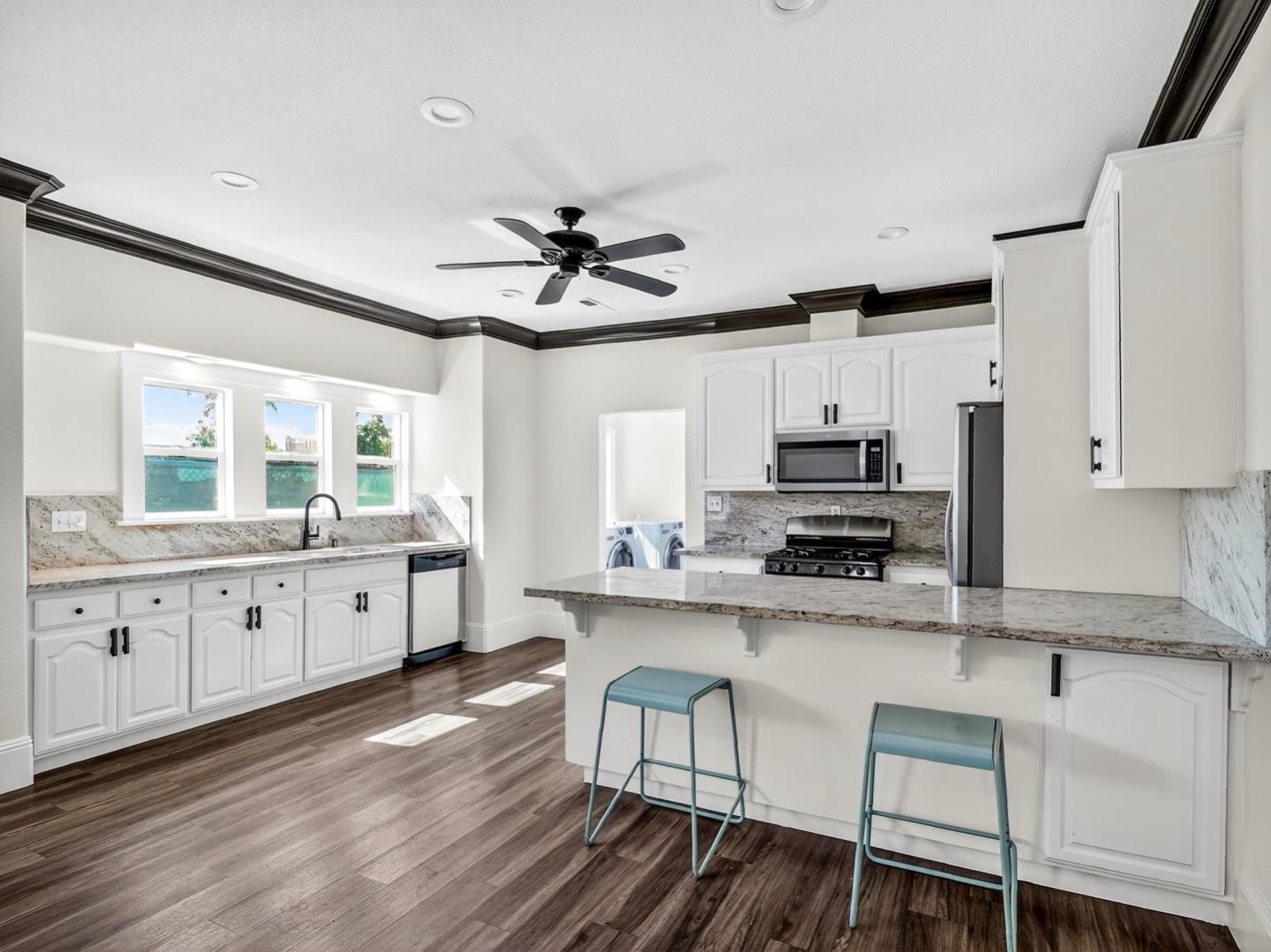 Detail Gallery Image 5 of 61 For 421 N 13th St, San Jose,  CA 95112 - 7 Beds | 6 Baths