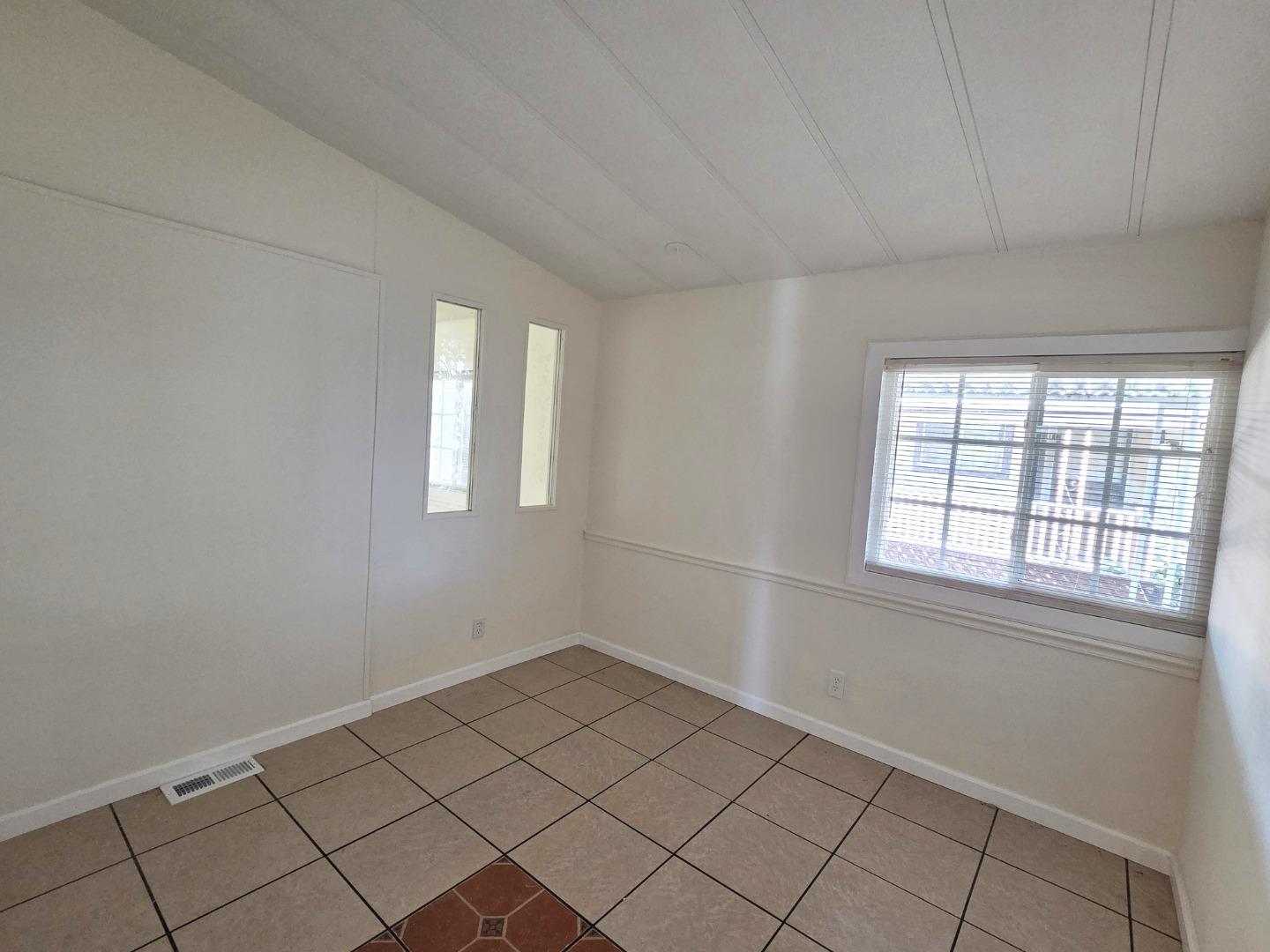 Detail Gallery Image 8 of 17 For 1520 E Capitol Expy #29,  San Jose,  CA 95121 - 4 Beds | 2 Baths