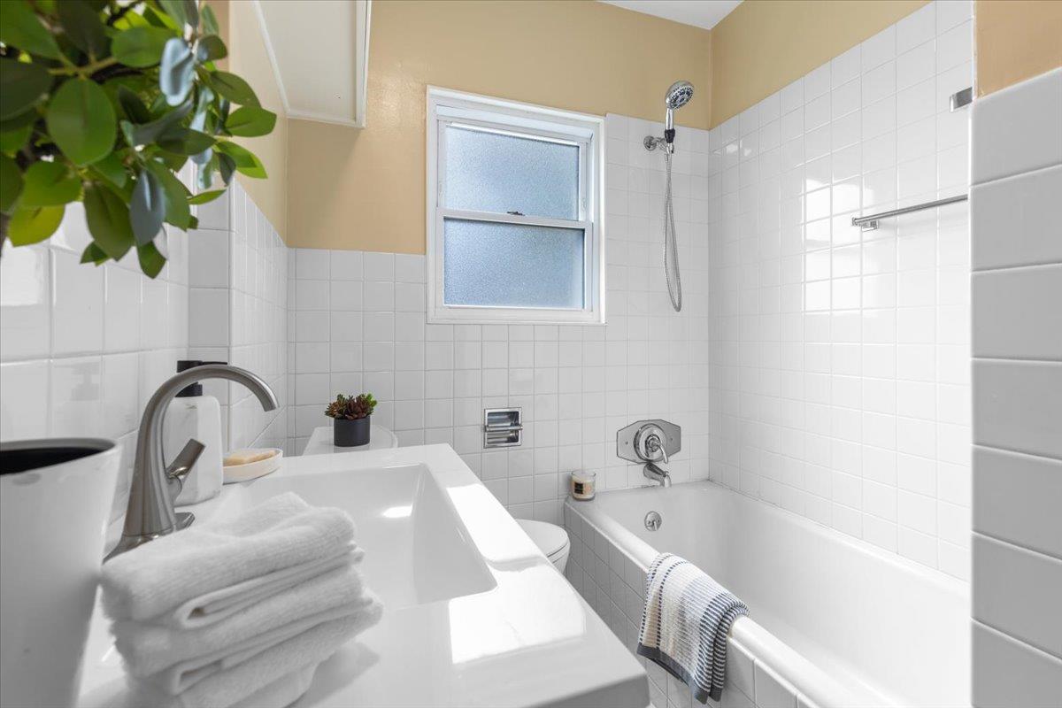 Detail Gallery Image 12 of 28 For 4023 Laurel Ave, Oakland,  CA 94602 - 2 Beds | 1 Baths