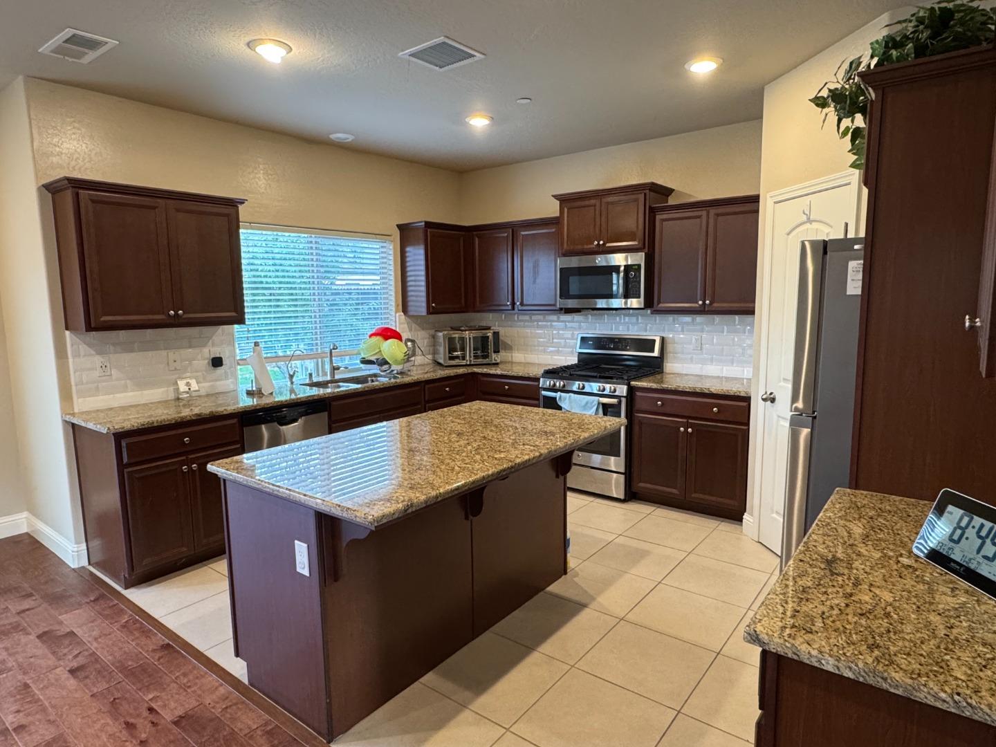 Detail Gallery Image 11 of 11 For 3329 N Shelly Ave, Fresno,  CA 93727 - 4 Beds | 2/1 Baths