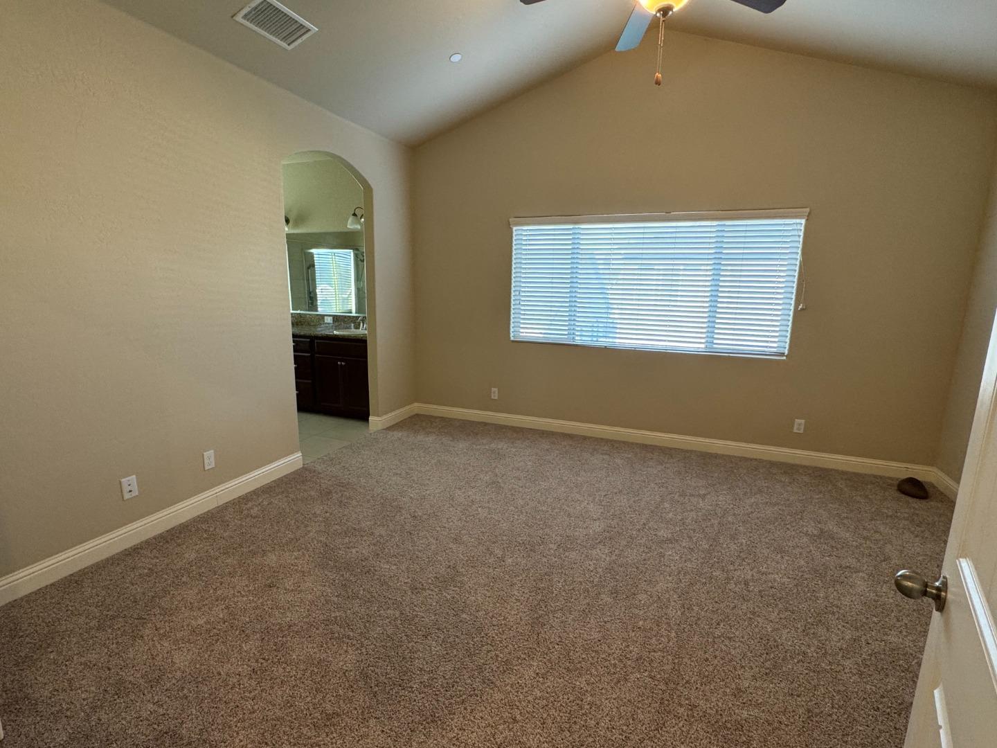 Detail Gallery Image 2 of 11 For 3329 N Shelly Ave, Fresno,  CA 93727 - 4 Beds | 2/1 Baths