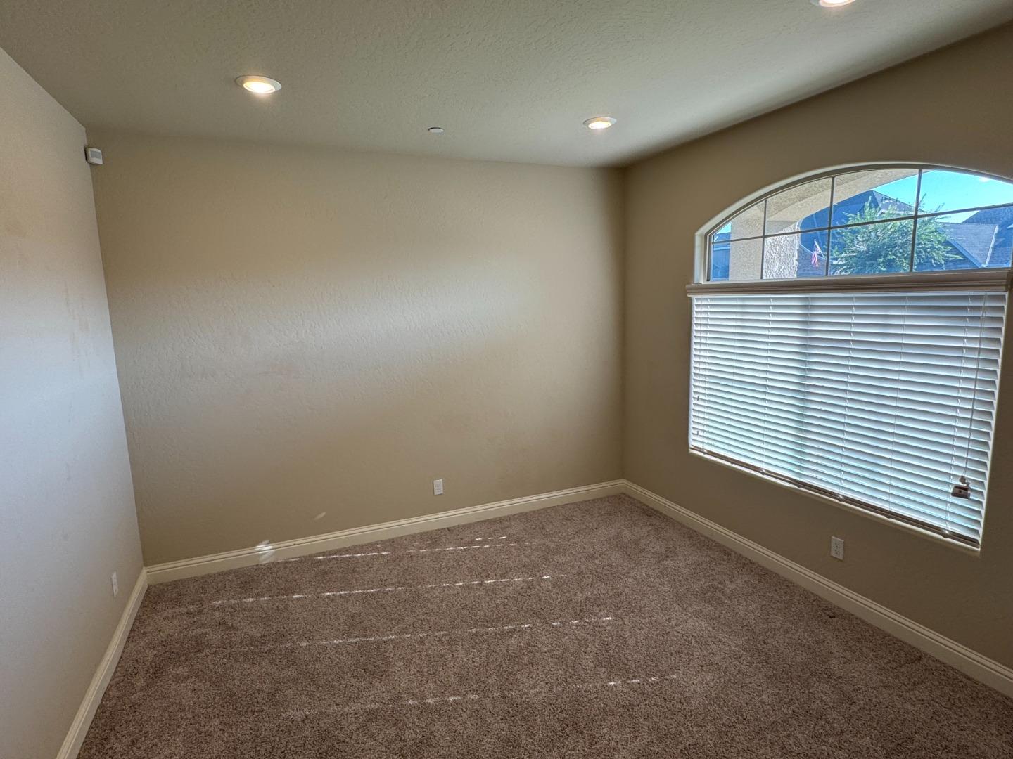 Detail Gallery Image 7 of 11 For 3329 N Shelly Ave, Fresno,  CA 93727 - 4 Beds | 2/1 Baths