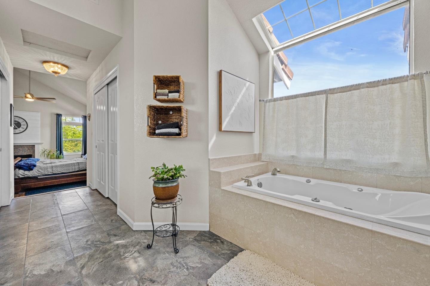 Detail Gallery Image 24 of 31 For 441 Tierra Del Sol, Hollister,  CA 95023 - 4 Beds | 3 Baths