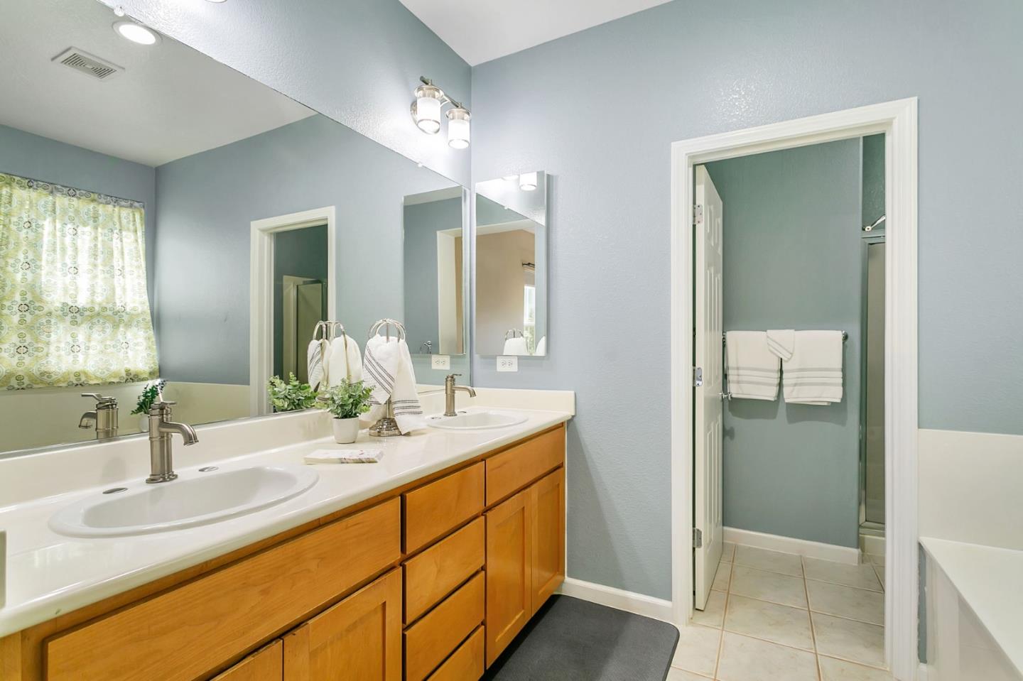 Detail Gallery Image 13 of 21 For 869 Georgetown Pl, San Jose,  CA 95126 - 3 Beds | 2/1 Baths