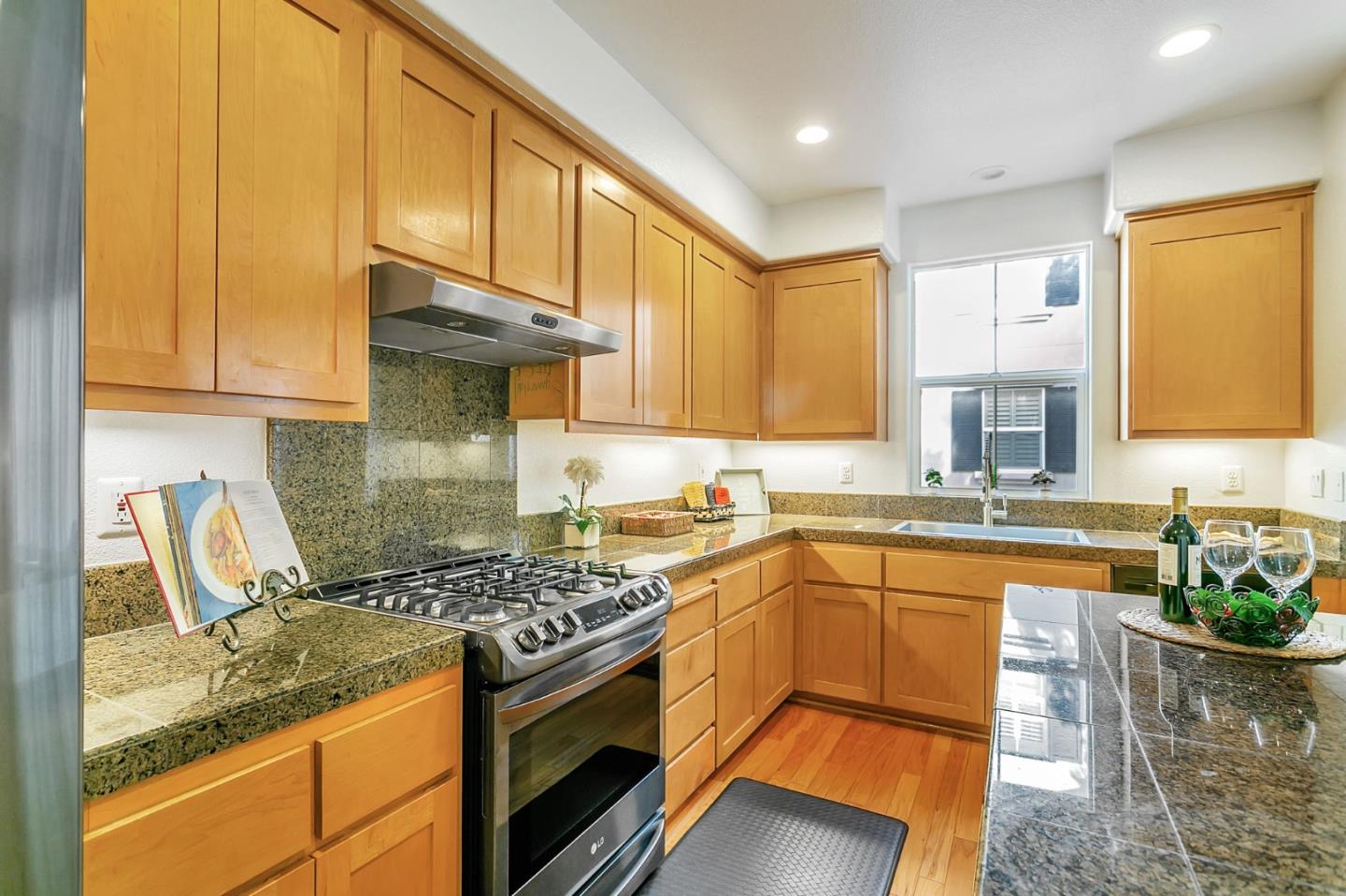 Detail Gallery Image 8 of 21 For 869 Georgetown Pl, San Jose,  CA 95126 - 3 Beds | 2/1 Baths