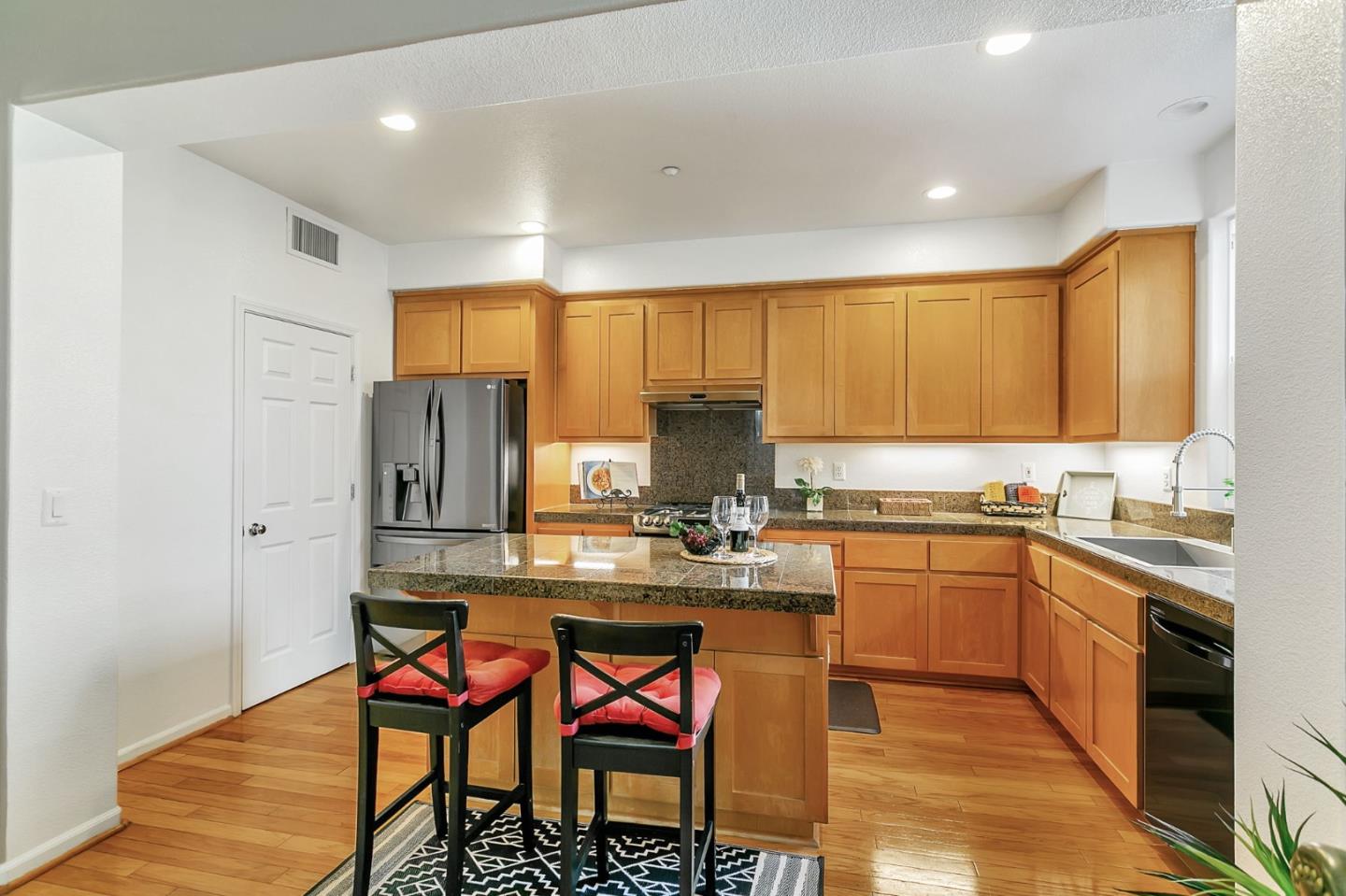 Detail Gallery Image 9 of 21 For 869 Georgetown Pl, San Jose,  CA 95126 - 3 Beds | 2/1 Baths