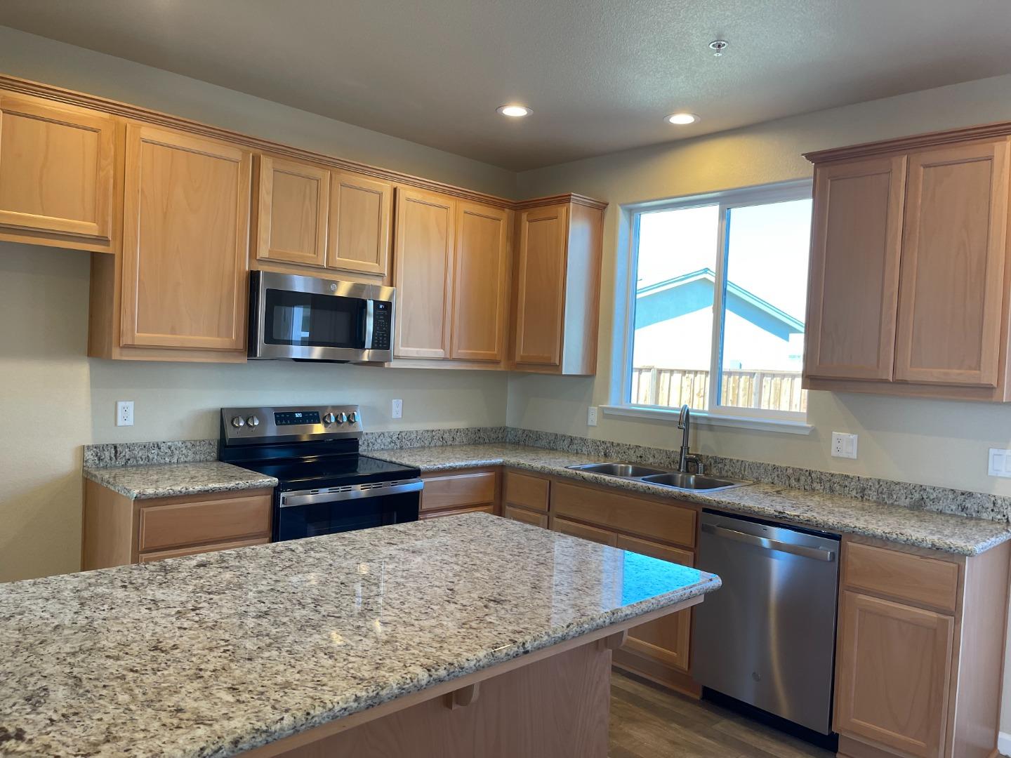 Detail Gallery Image 4 of 13 For 754 Livingston Ave, King City,  CA 93930 - 4 Beds | 2 Baths