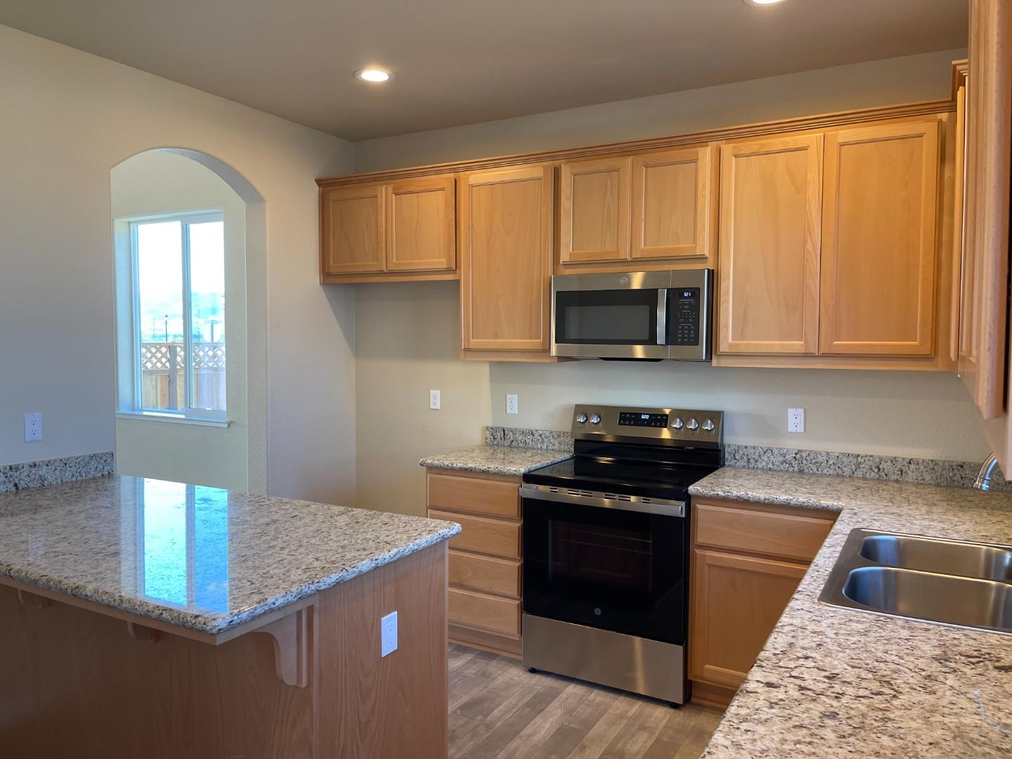 Detail Gallery Image 5 of 13 For 754 Livingston Ave, King City,  CA 93930 - 4 Beds | 2 Baths