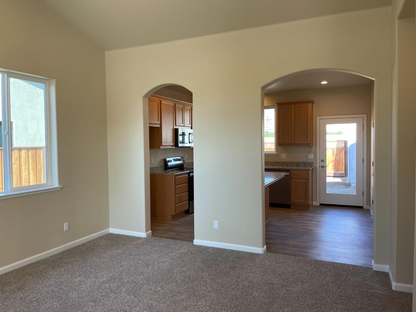 Detail Gallery Image 7 of 13 For 754 Livingston Ave, King City,  CA 93930 - 4 Beds | 2 Baths