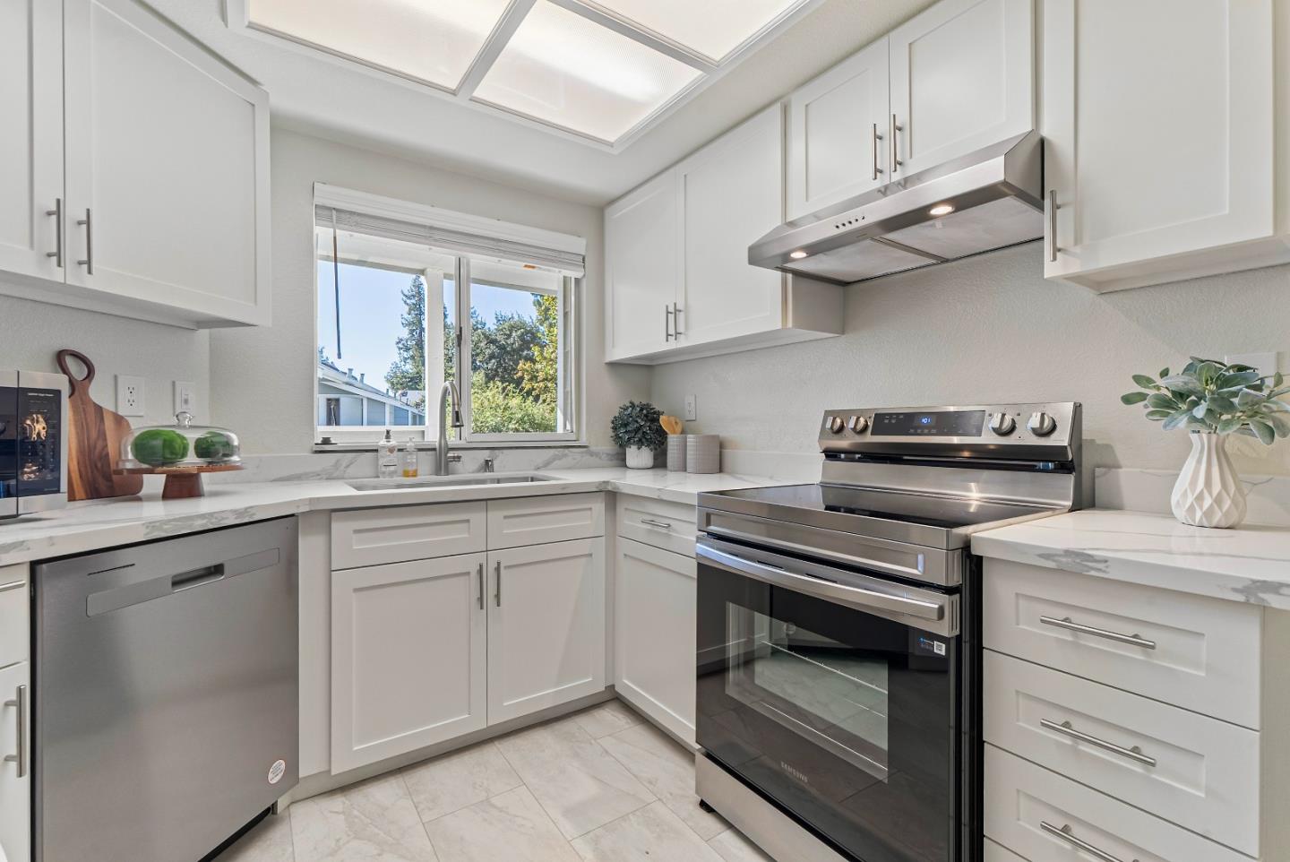 Detail Gallery Image 13 of 33 For 1578 Thorncrest Dr, San Jose,  CA 95131 - 2 Beds | 2 Baths