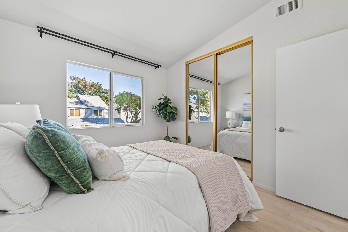 Detail Gallery Image 8 of 33 For 1578 Thorncrest Dr, San Jose,  CA 95131 - 2 Beds | 2 Baths