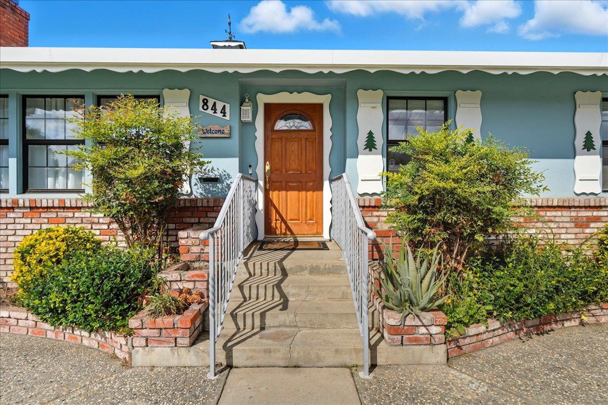 Detail Gallery Image 4 of 36 For 844 Capistrano Dr, Salinas,  CA 93901 - 3 Beds | 1/1 Baths