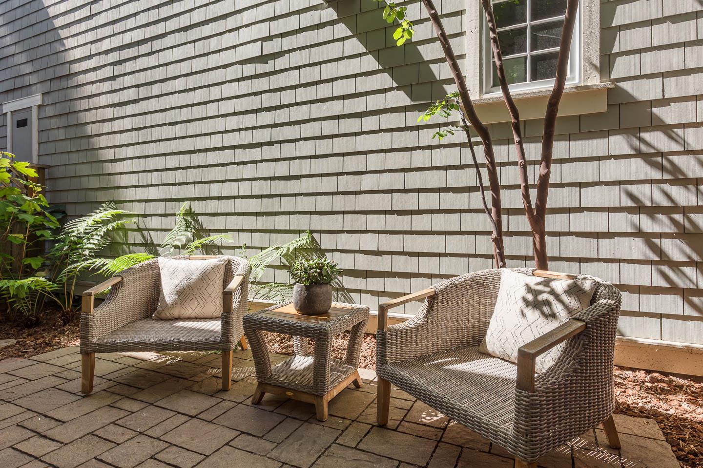 Detail Gallery Image 10 of 14 For 203 Pearl Ln, Menlo Park,  CA 94025 - 4 Beds | 3/1 Baths