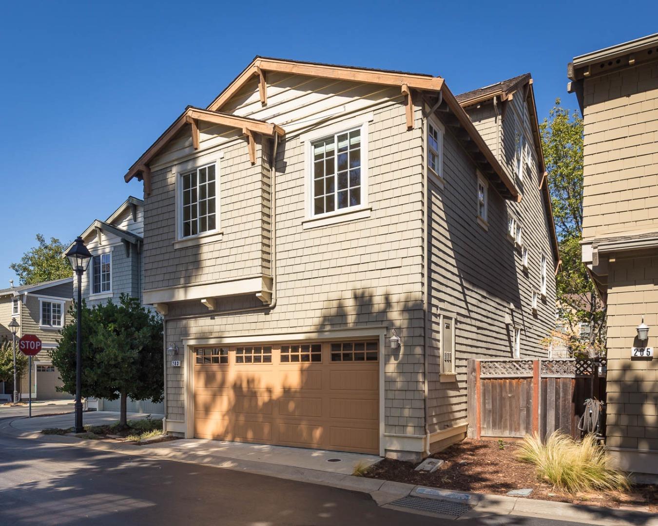 Detail Gallery Image 11 of 14 For 203 Pearl Ln, Menlo Park,  CA 94025 - 4 Beds | 3/1 Baths