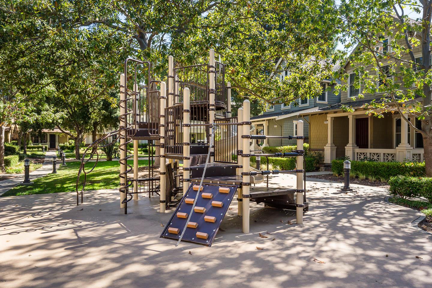 Detail Gallery Image 12 of 14 For 203 Pearl Ln, Menlo Park,  CA 94025 - 4 Beds | 3/1 Baths