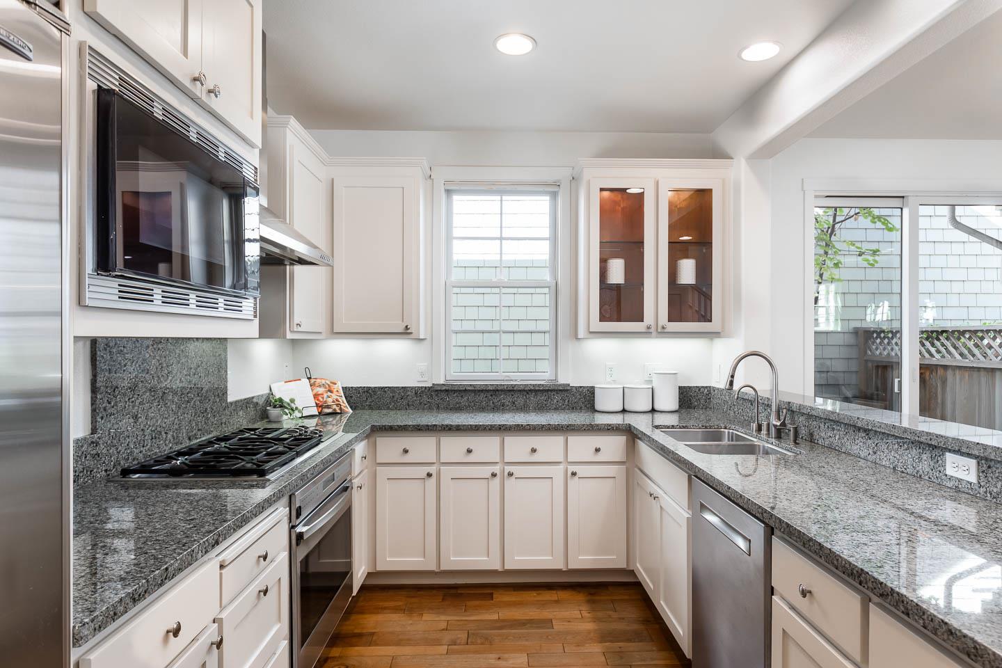 Detail Gallery Image 5 of 14 For 203 Pearl Ln, Menlo Park,  CA 94025 - 4 Beds | 3/1 Baths