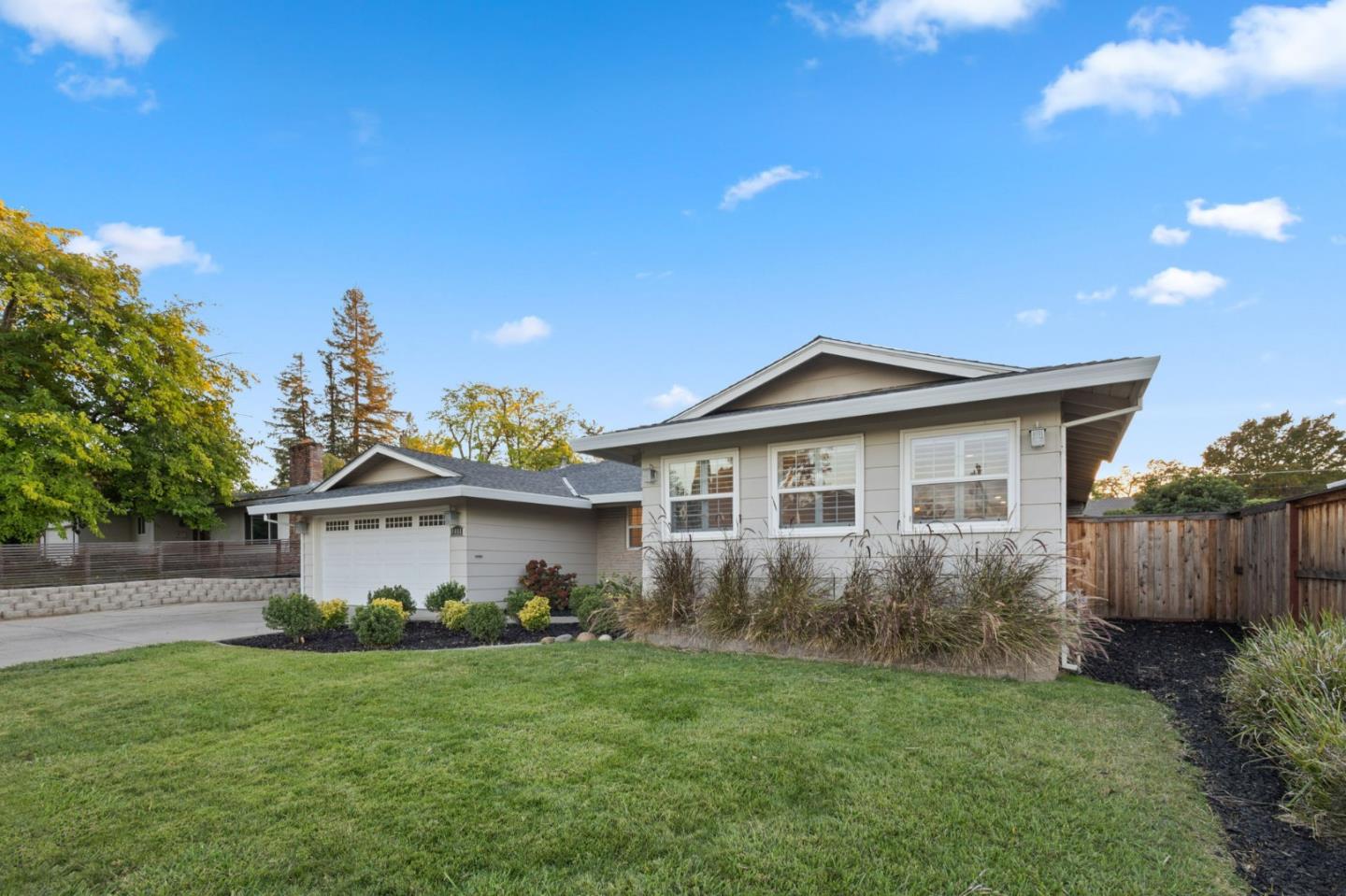 Detail Gallery Image 2 of 43 For 4451 Stoney Way, Carmichael,  CA 95608 - 3 Beds | 2 Baths