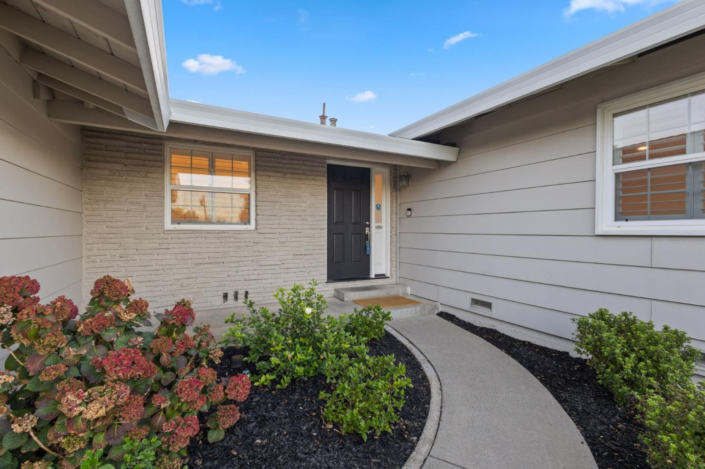 Detail Gallery Image 4 of 43 For 4451 Stoney Way, Carmichael,  CA 95608 - 3 Beds | 2 Baths