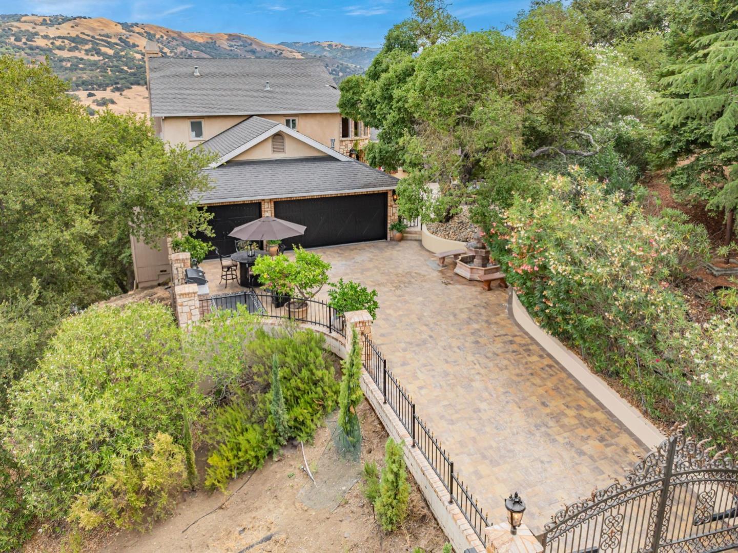 Detail Gallery Image 3 of 19 For 17864 Holiday Dr, Morgan Hill,  CA 95037 - 4 Beds | 3/1 Baths