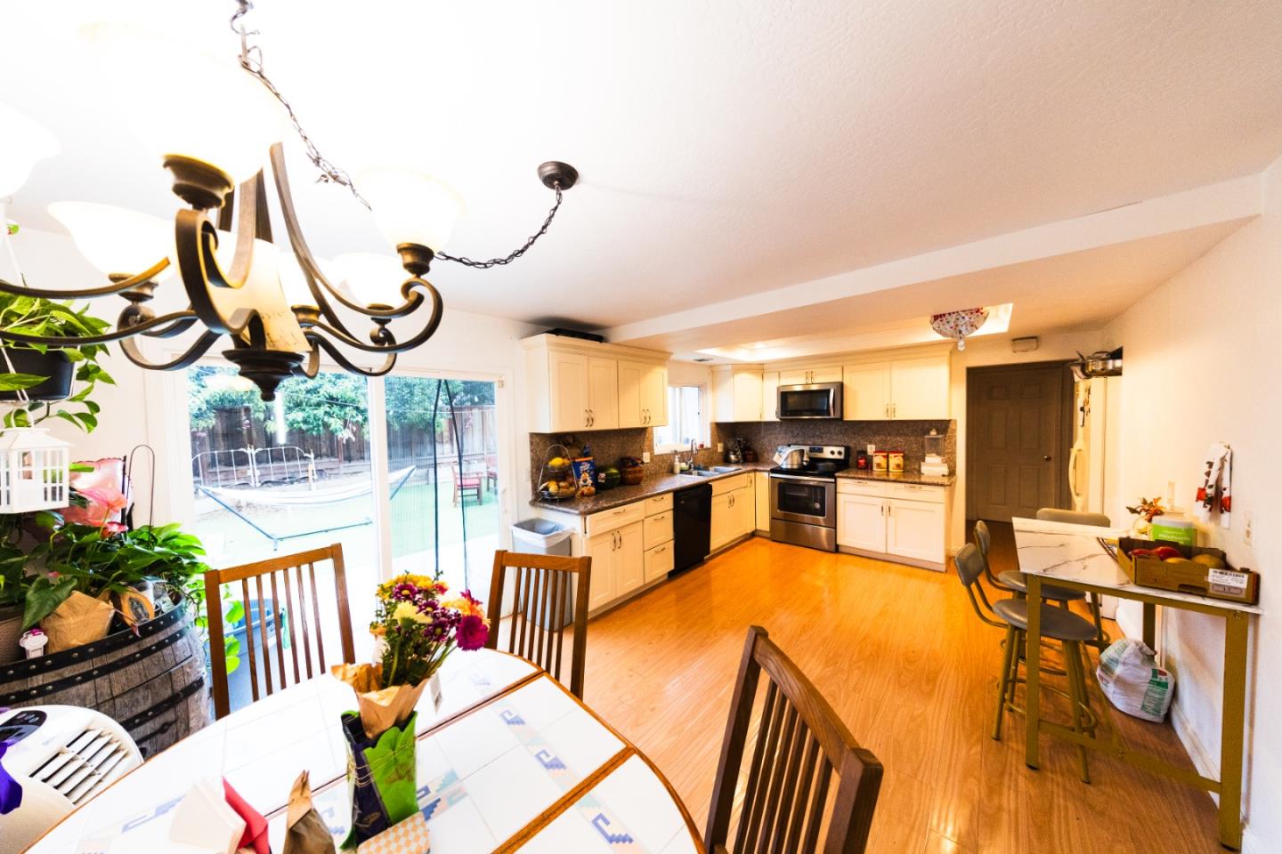 Detail Gallery Image 4 of 14 For 233 Omira Dr, San Jose,  CA 95123 - 3 Beds | 2 Baths