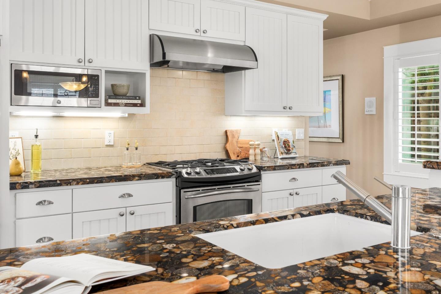 Detail Gallery Image 9 of 52 For 360 5th Ave, Santa Cruz,  CA 95062 - 4 Beds | 3/1 Baths