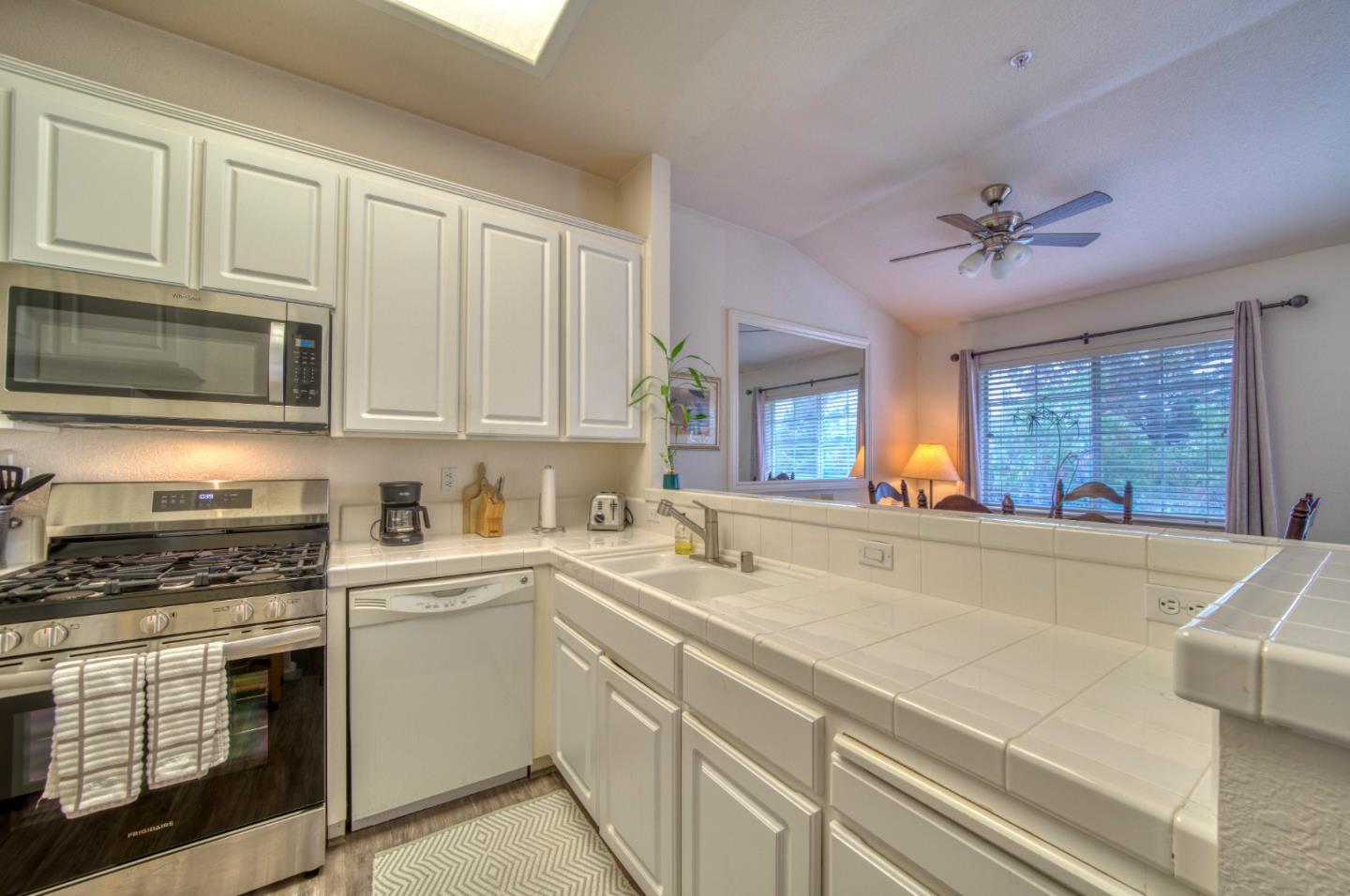 Detail Gallery Image 10 of 38 For 121 Skyline Dr, San Ramon,  CA 94583 - 2 Beds | 2 Baths