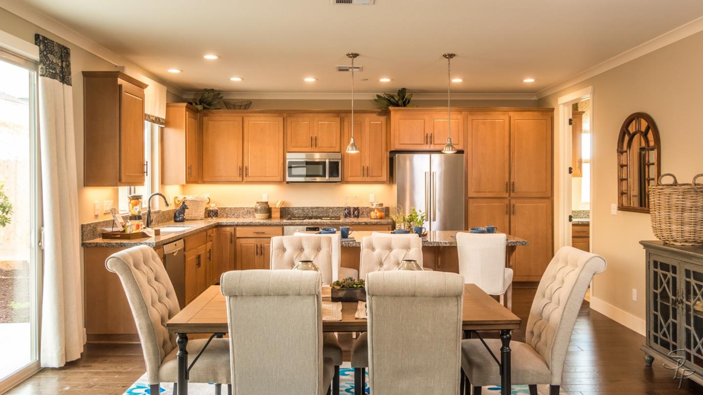 Detail Gallery Image 4 of 19 For 836 Emma Ct, Hollister,  CA 95023 - 4 Beds | 3 Baths