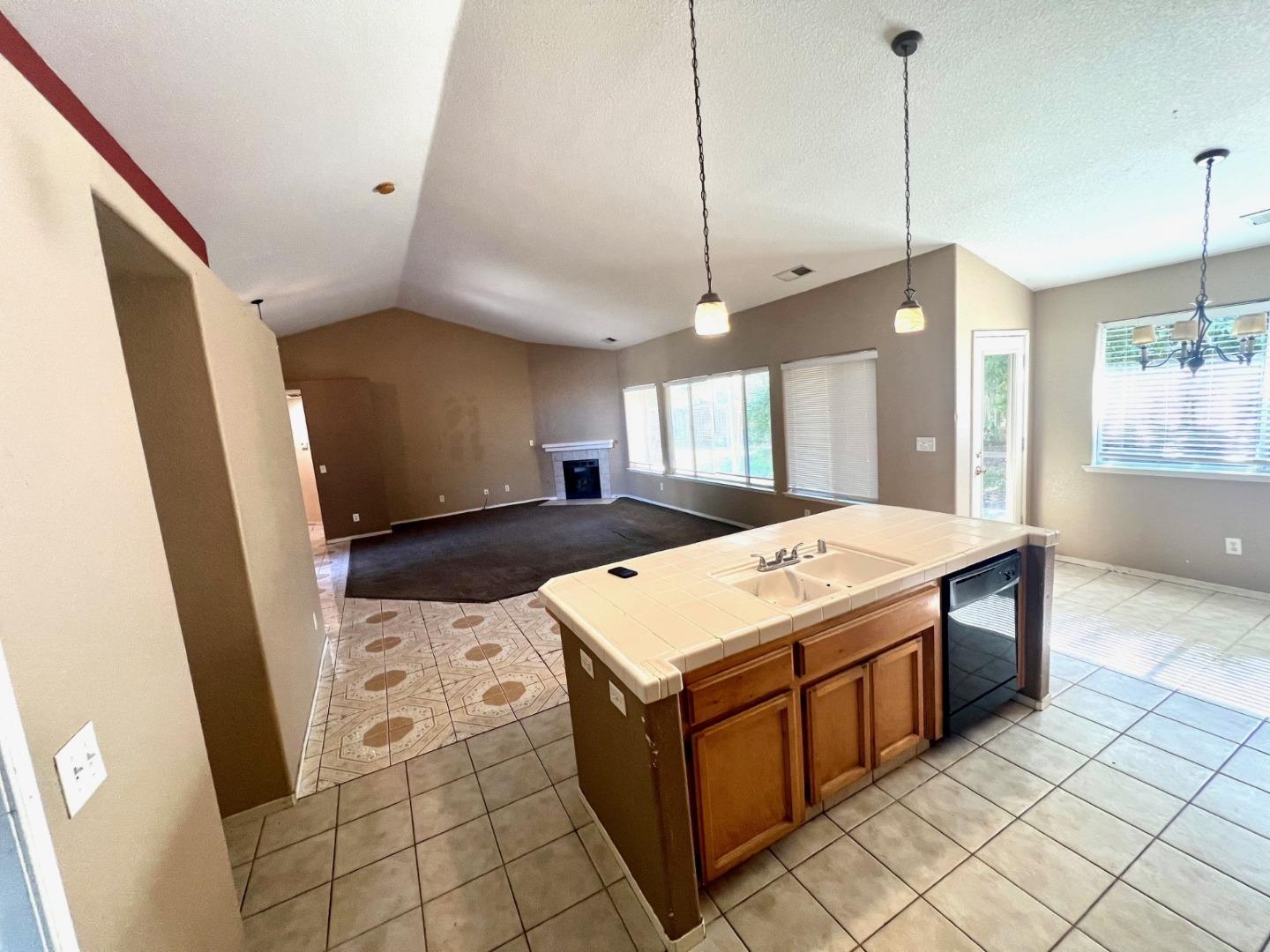 Detail Gallery Image 13 of 22 For 1447 Nottingham Cir, Los Banos,  CA 93635 - 4 Beds | 2/1 Baths
