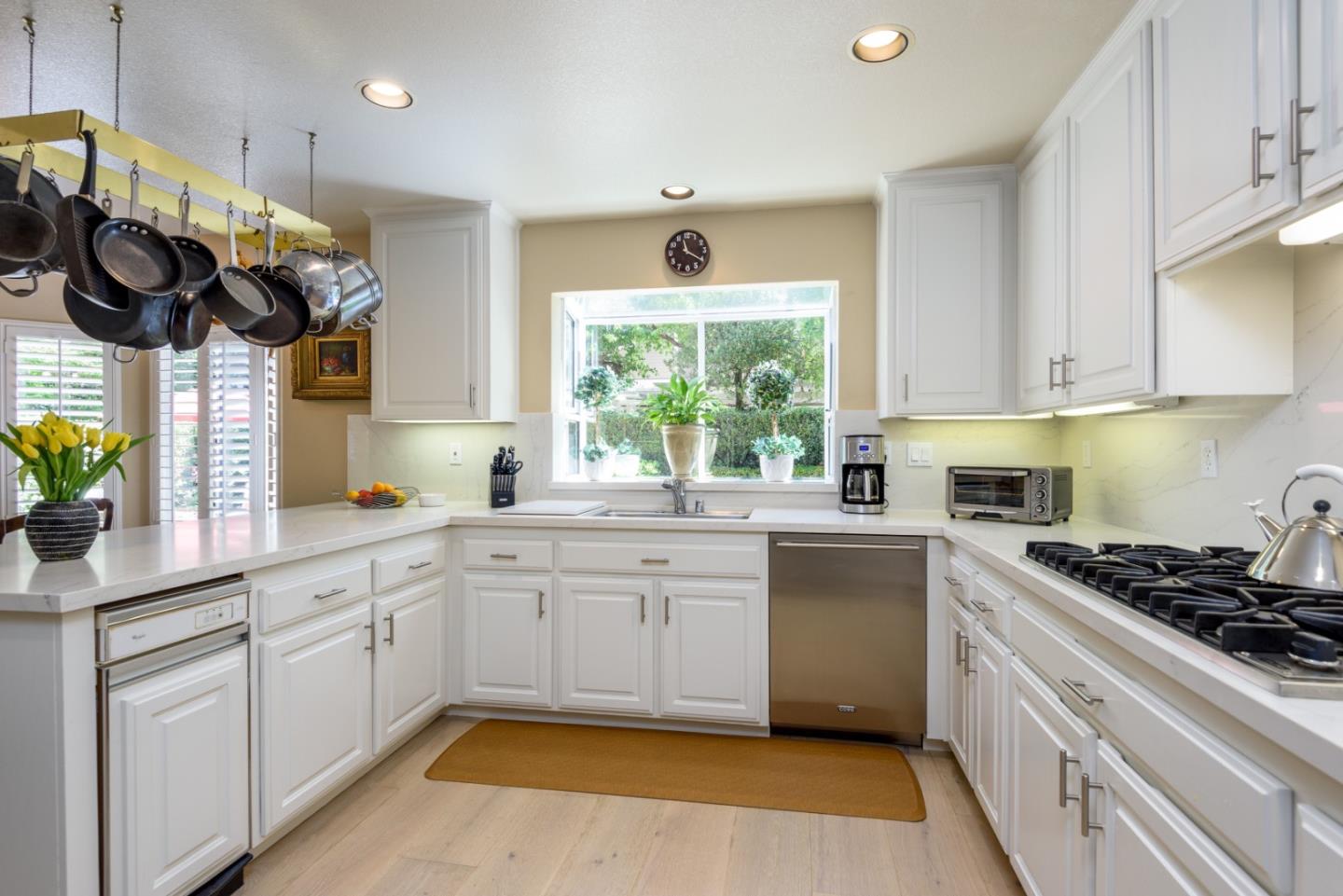 Detail Gallery Image 13 of 37 For 1931 Kentfield Ave, Redwood City,  CA 94061 - 3 Beds | 2/1 Baths