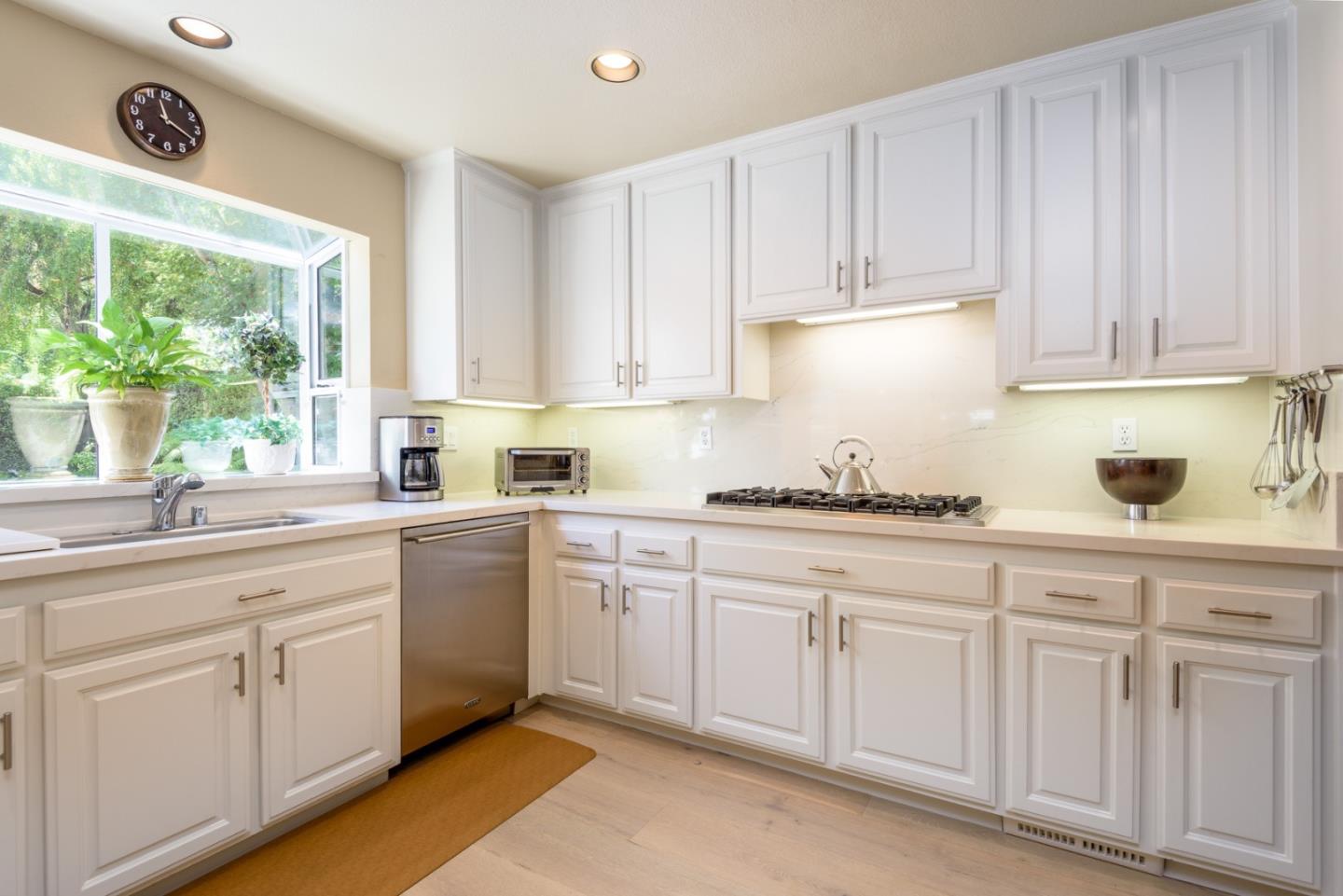 Detail Gallery Image 9 of 37 For 1931 Kentfield Ave, Redwood City,  CA 94061 - 3 Beds | 2/1 Baths