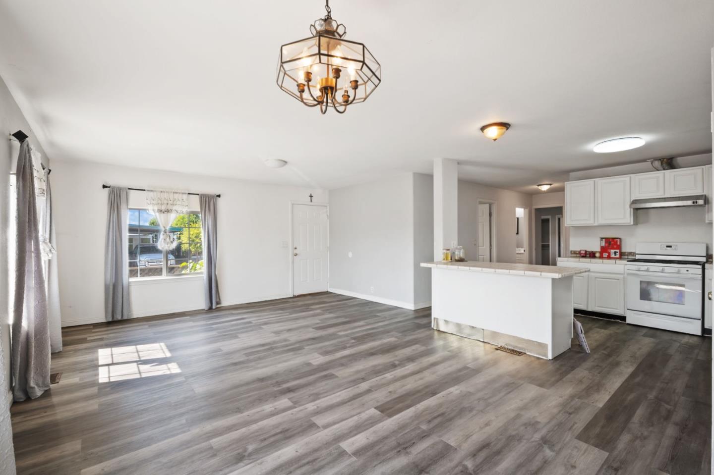 Detail Gallery Image 6 of 22 For 1 Appletree Ln #1,  Hollister,  CA 95023 - 3 Beds | 2 Baths