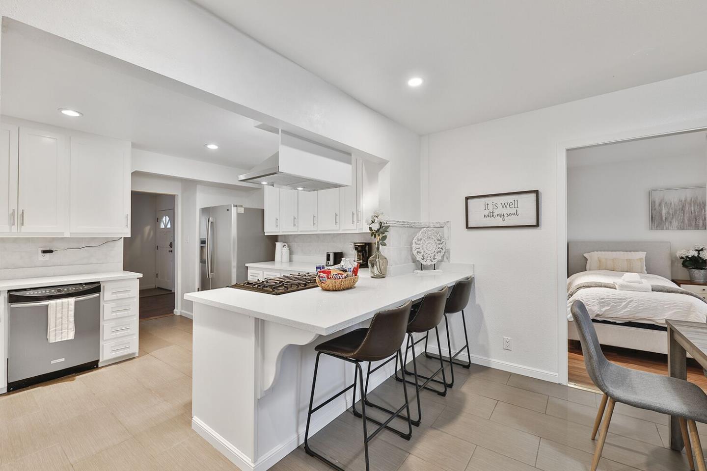 Detail Gallery Image 6 of 18 For 672 Claridge Dr, Pacifica,  CA 94044 - 5 Beds | 2 Baths