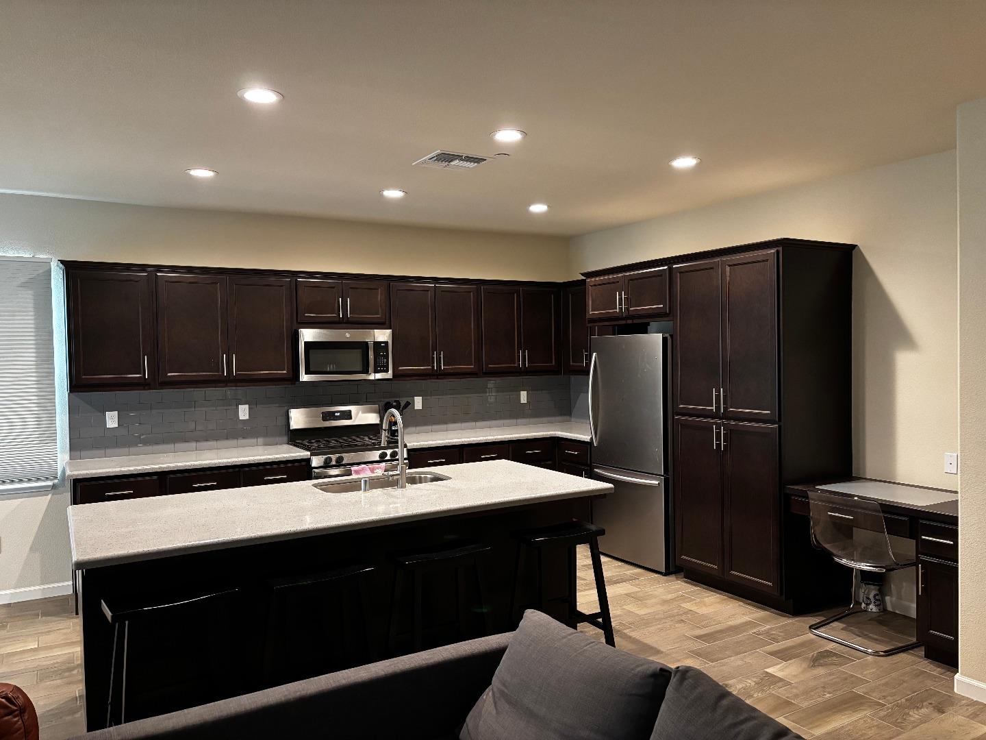 Detail Gallery Image 3 of 11 For 918 E Fargo St, Stockton,  CA 95204 - 4 Beds | 2 Baths