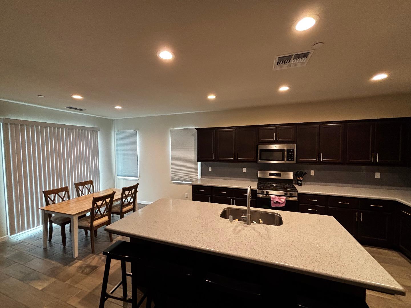 Detail Gallery Image 4 of 11 For 918 E Fargo St, Stockton,  CA 95204 - 4 Beds | 2 Baths