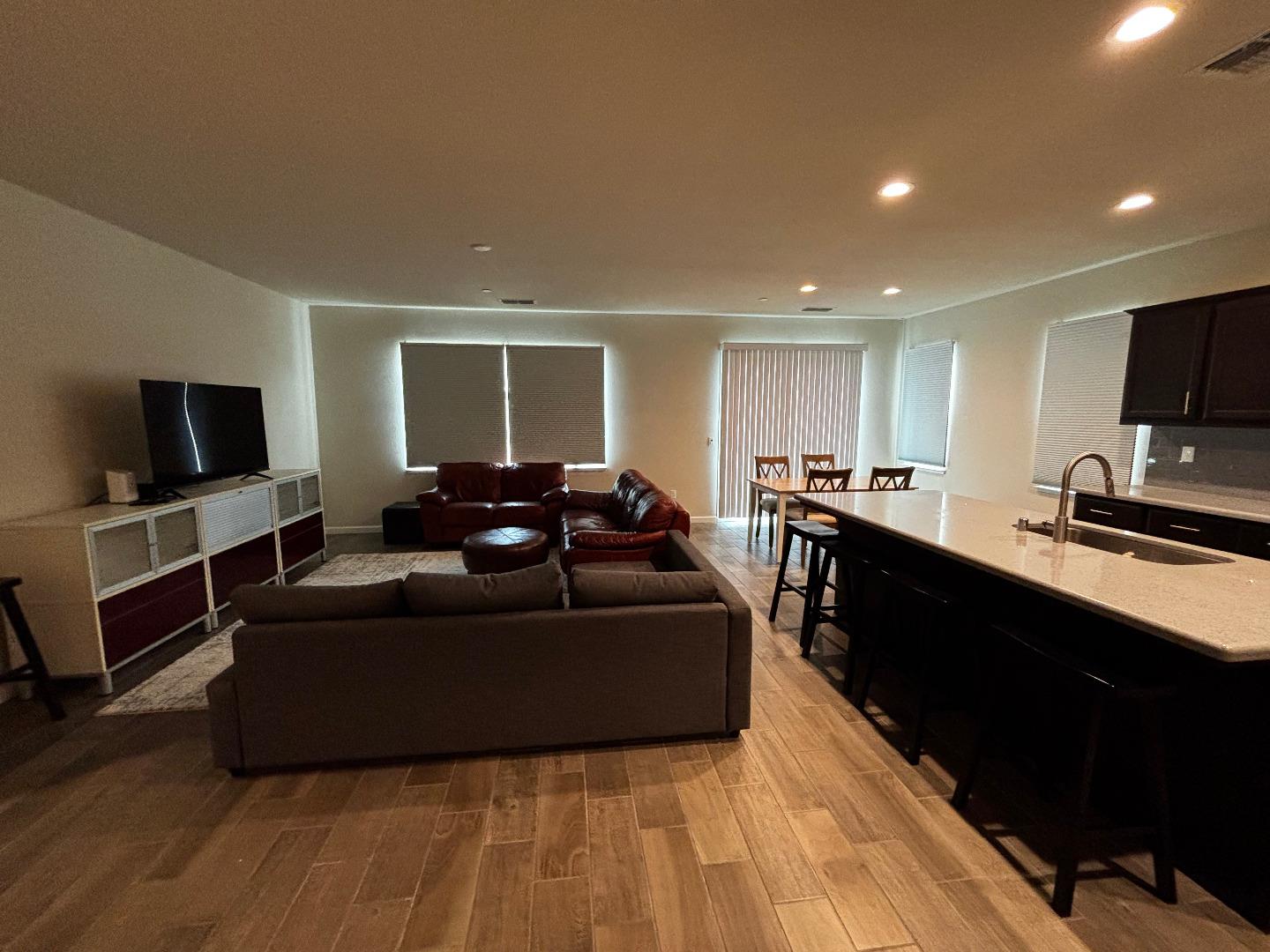 Detail Gallery Image 6 of 11 For 918 E Fargo St, Stockton,  CA 95204 - 4 Beds | 2 Baths