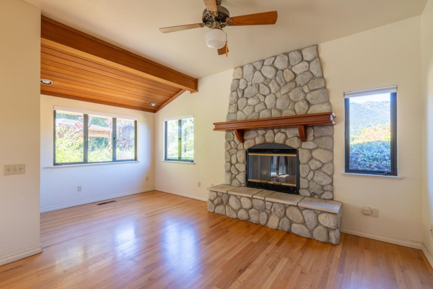 Detail Gallery Image 11 of 45 For 5 Boronda Rd, Carmel Valley,  CA 93924 - 3 Beds | 2/2 Baths