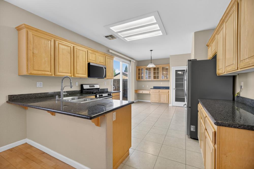 Detail Gallery Image 17 of 62 For 5817 Spring Flower Dr, Elk Grove,  CA 95757 - 4 Beds | 3 Baths