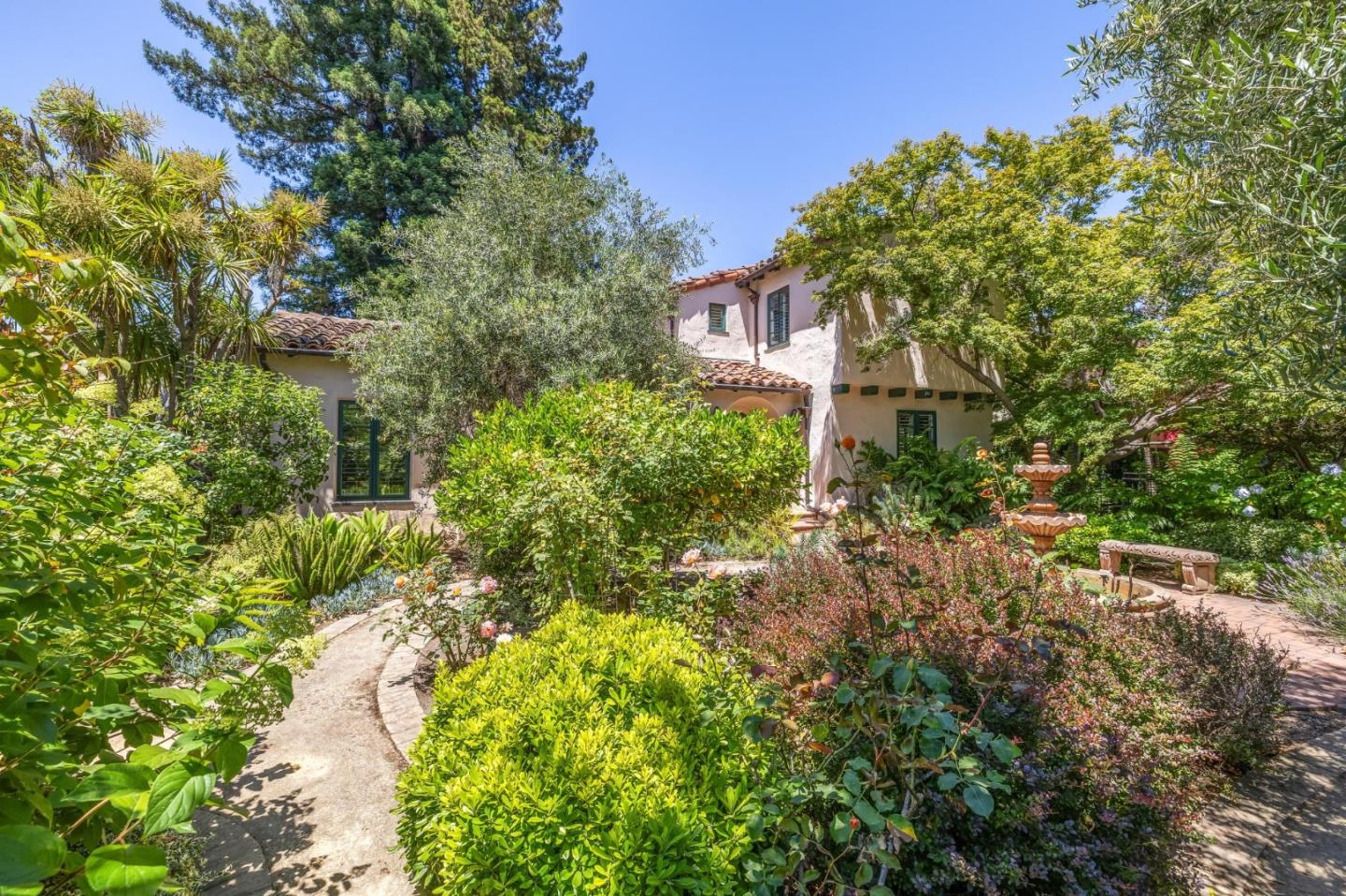 Detail Gallery Image 10 of 151 For 590 Center Dr, Palo Alto,  CA 94301 - 5 Beds | 3 Baths